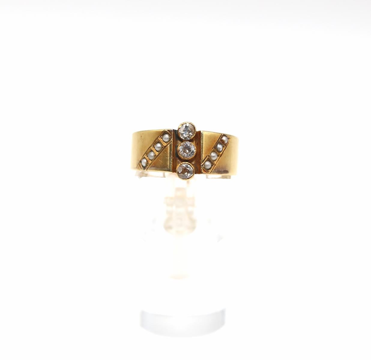 Taglio rotondo Anello vintage in oro 18 carati con diamanti taglio vecchio e perle, 1930 in vendita