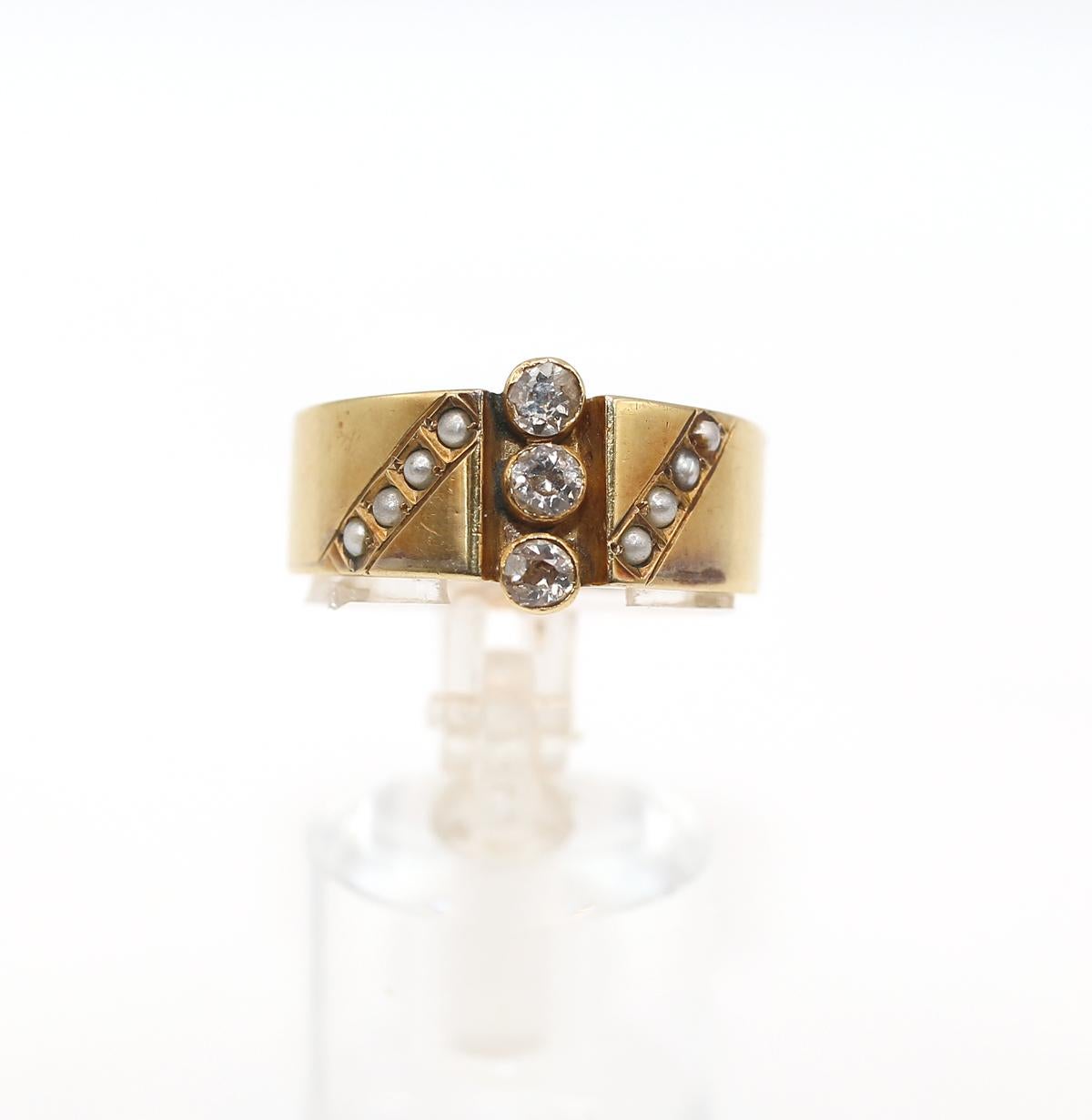 Anello vintage in oro 18 carati con diamanti taglio vecchio e perle, 1930 In condizioni buone in vendita a Herzelia, Tel Aviv