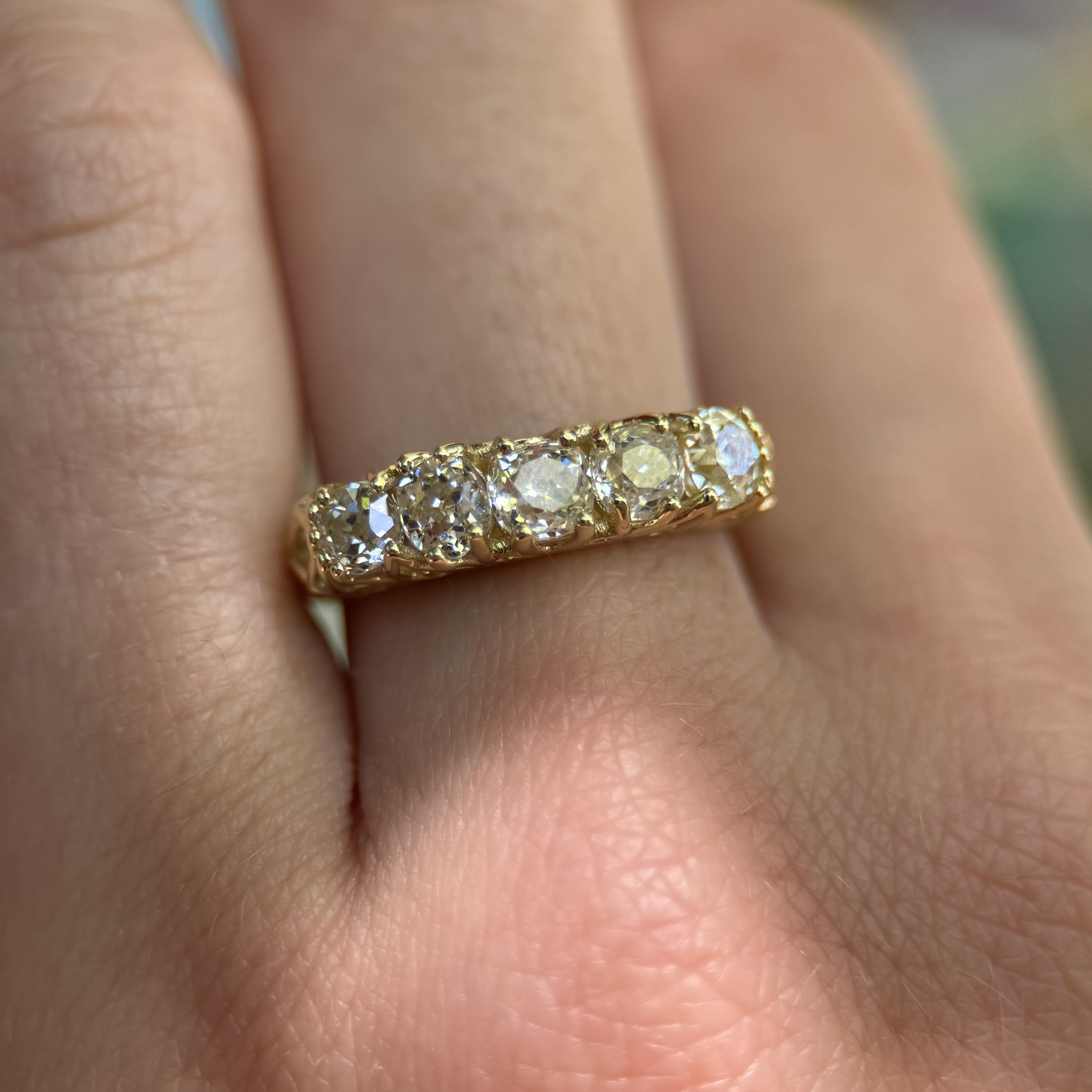 Anillo de oro de 18 quilates con cinco piedras de diamantes talla mina antigua en venta 4