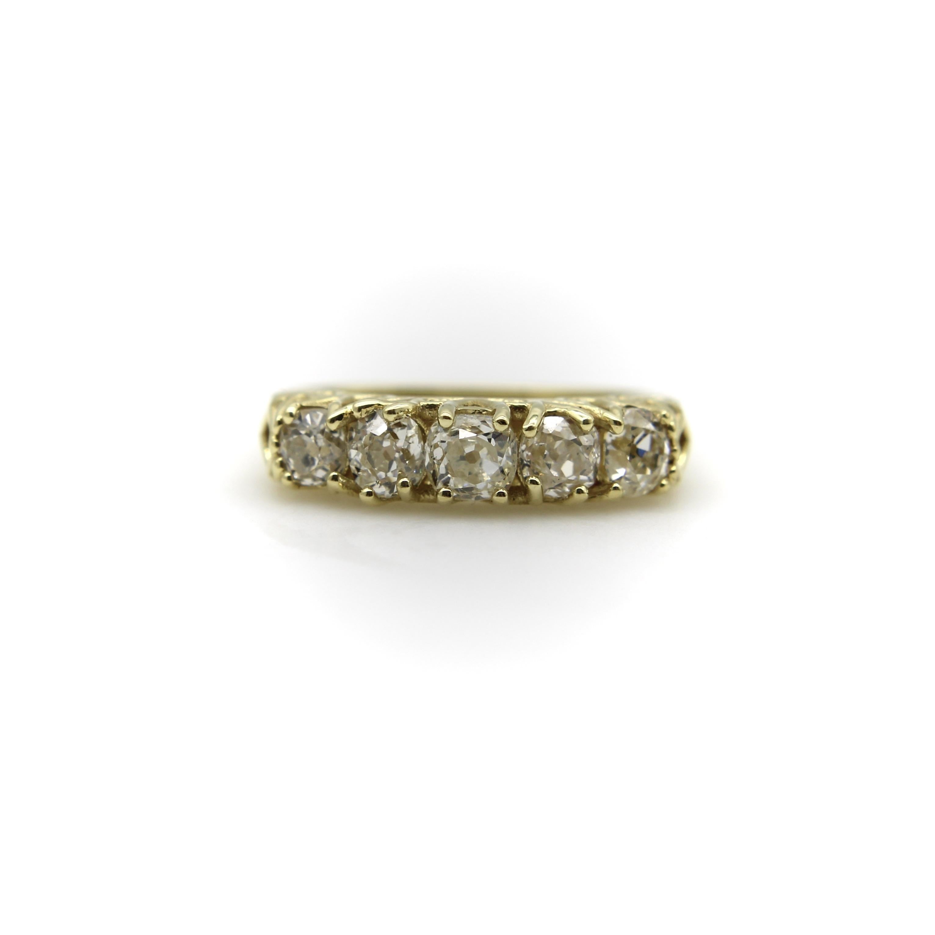 En el Rincón de Kirsten, nos encanta el aspecto clásico del anillo victoriano de cinco piedras. Hemos agrupado cinco diamantes de talla Old Mine bien combinados en una pieza exclusiva inspirada en la época victoriana. Los diamantes están engastados