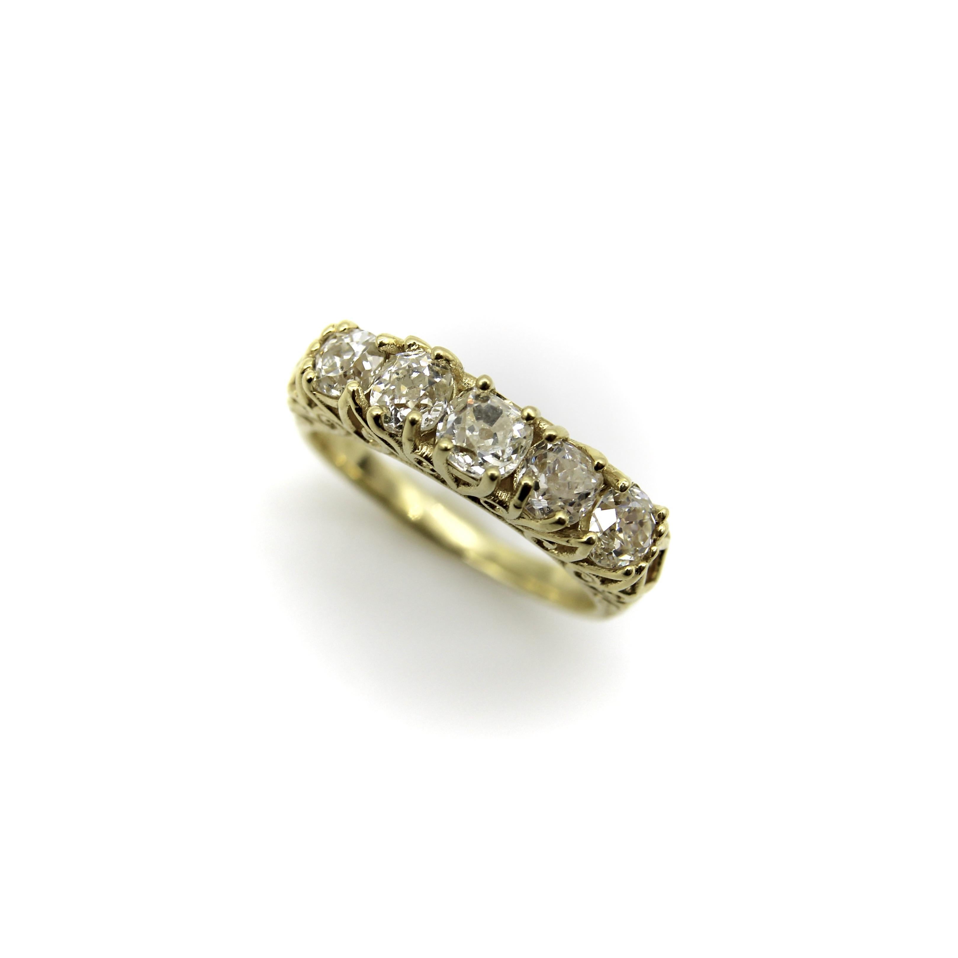 Anillo de oro de 18 quilates con cinco piedras de diamantes talla mina antigua en Nuevo estado para la venta en Venice, CA
