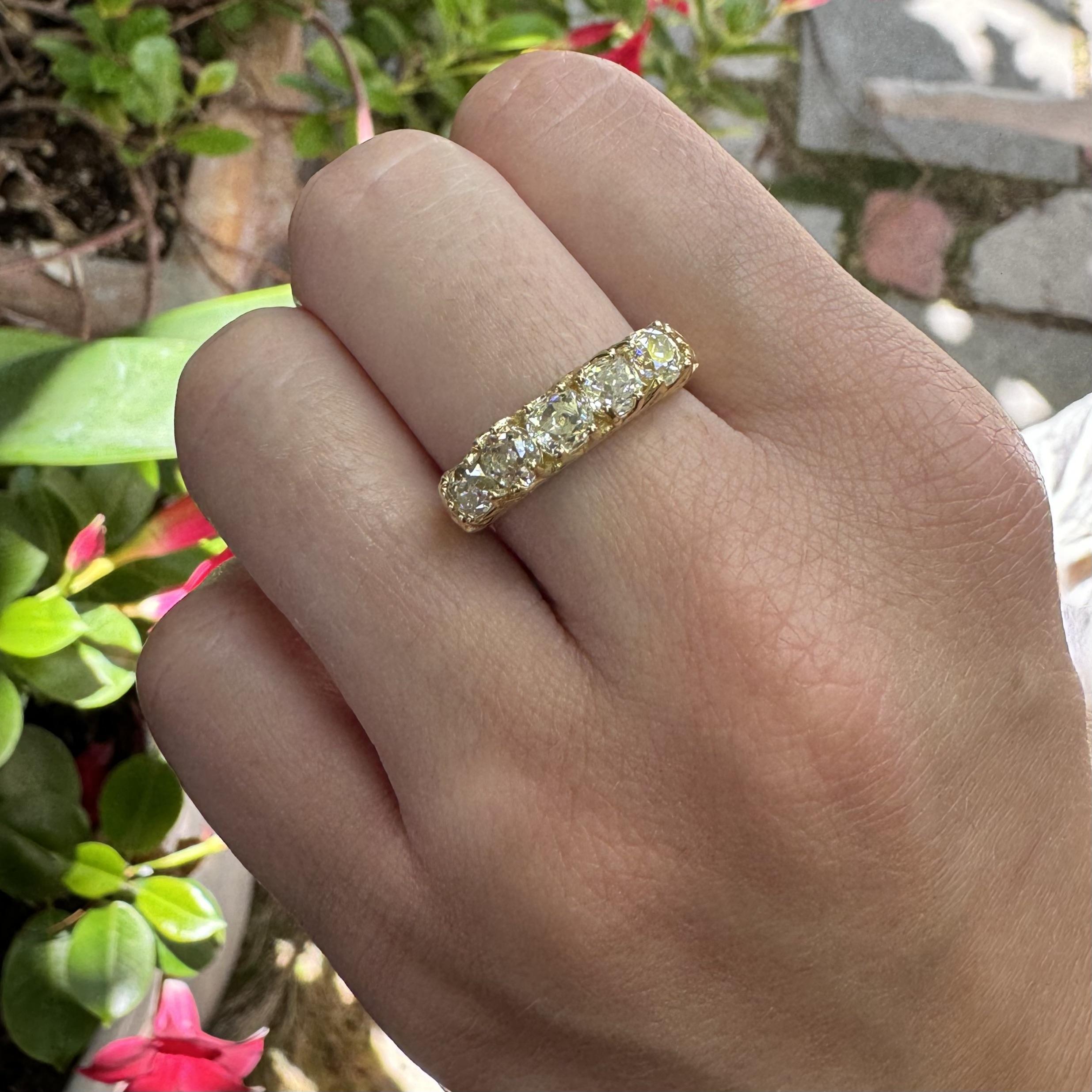 Anillo de oro de 18 quilates con cinco piedras de diamantes talla mina antigua en venta 3