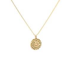 18 Karat Gold Om Amulet-Halskette mit Anhänger von Elizabeth Raine