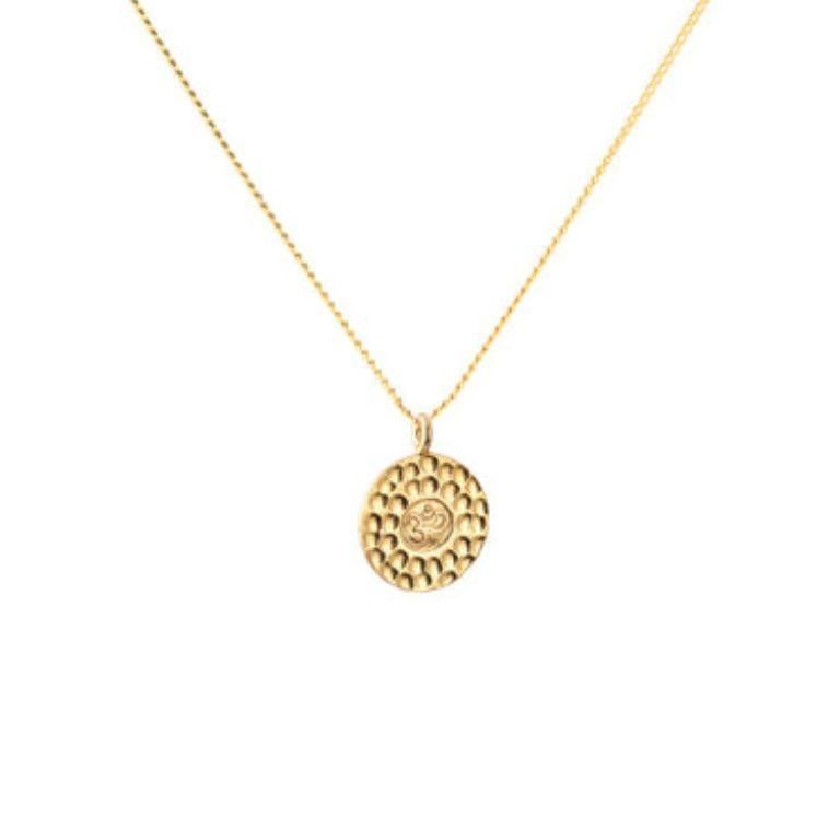 Collar Amuleto Om de Oro de 18K + Colgante Chakra Raíz de Rubí by Elizabeth Raine en venta 2