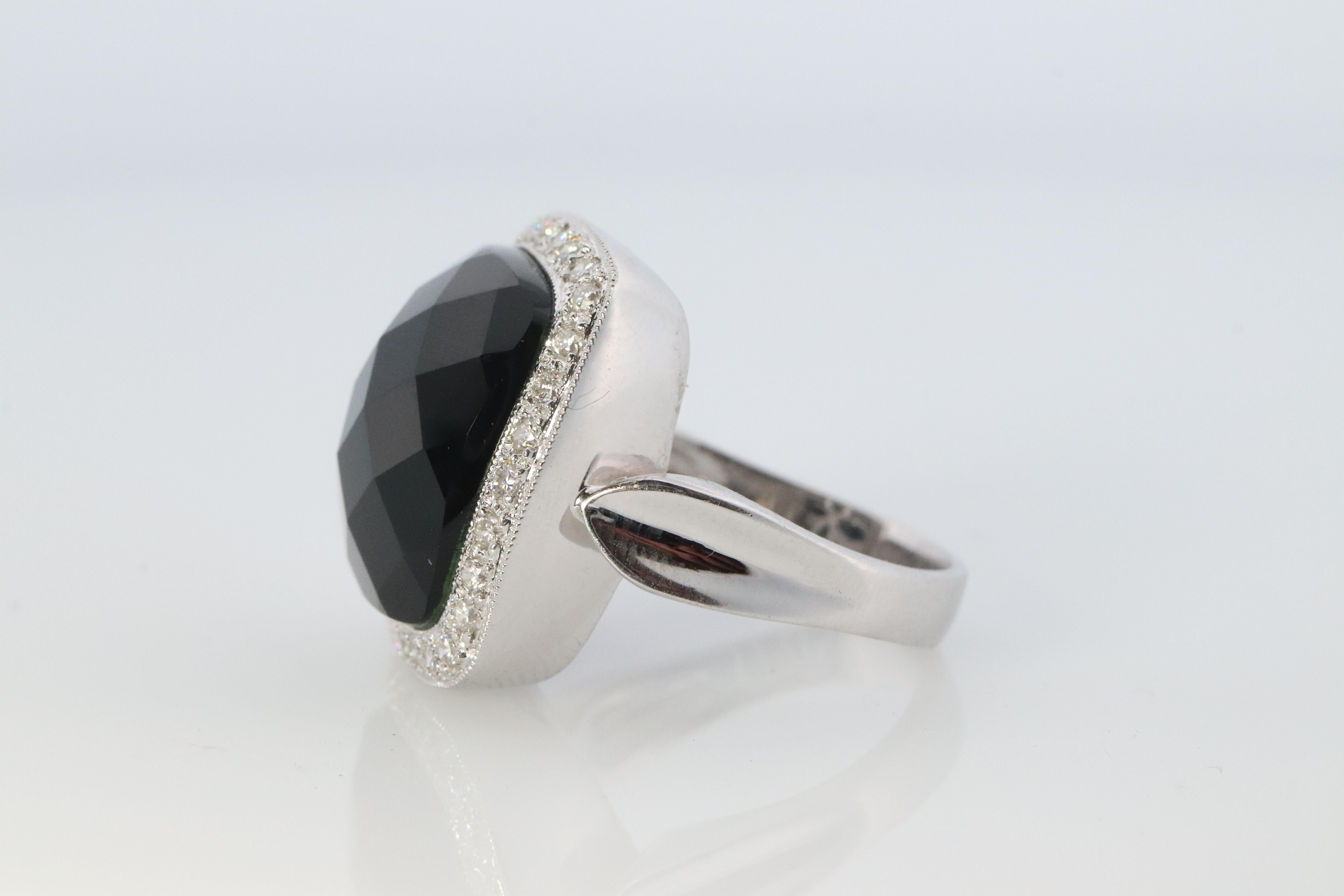 18k Gold ONYX Diamond Halo ring. Checkered French Cut Onyx Dome Halo Ring In Good Condition For Sale In Port Charlotte, FL