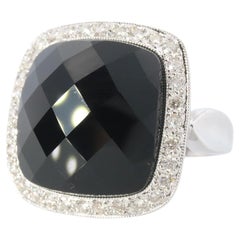 Anillo halo de diamantes ONYX de oro de 18 quilates. Anillo Halo Cúpula Ónix Corte Francés a Cuadros