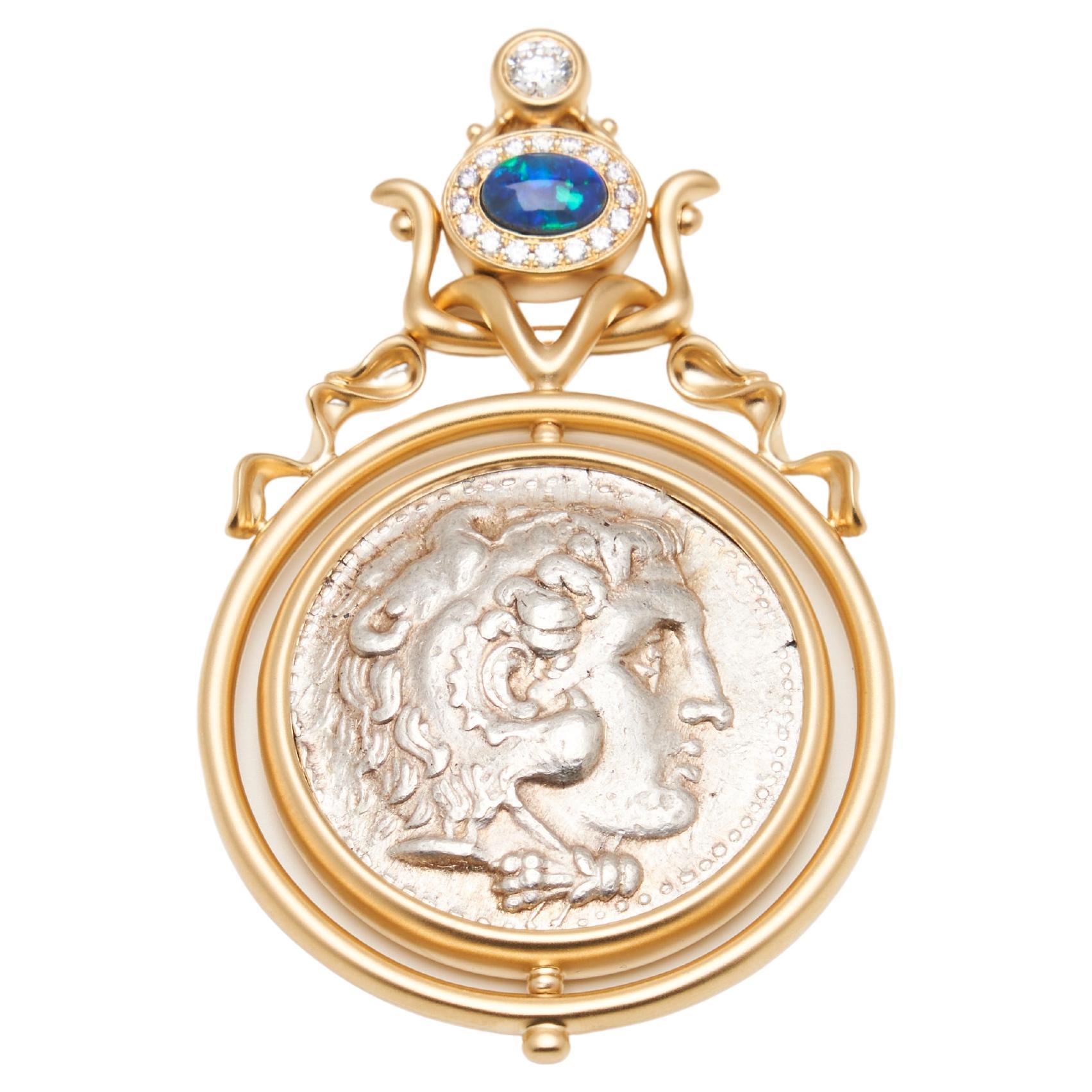 Pendentif en or 18K avec pièce de monnaie en opale Alexander The Great en vente