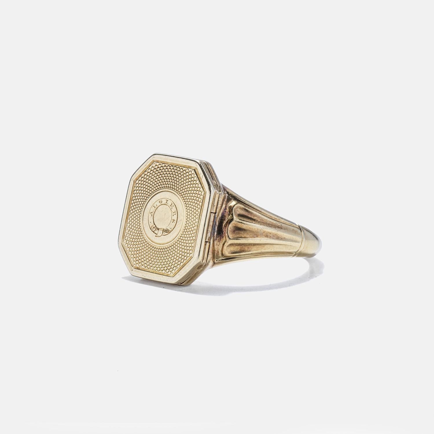 18k Gold Openable Signet Ring Made in the first half of the 19th century For Sale 2