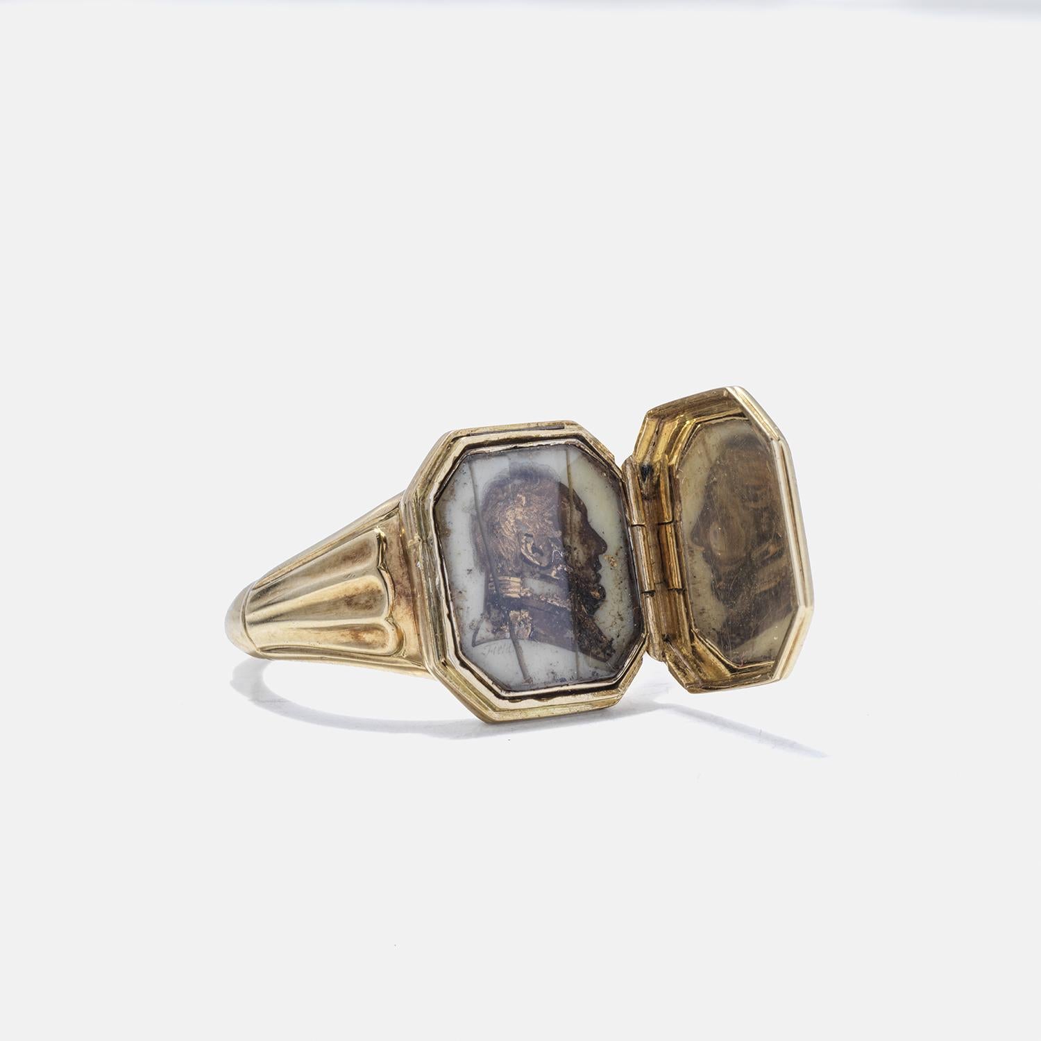 18k Gold Openable Signet Ring Made in the first half of the 19th century For Sale 3