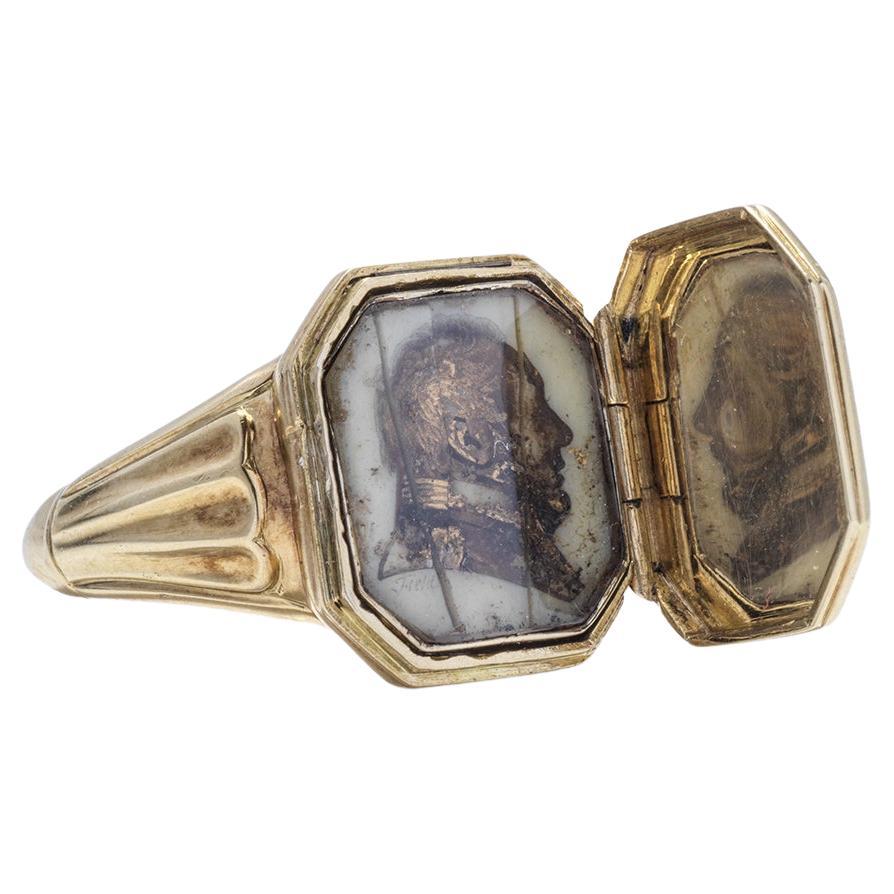 18k Gold Openable Signet Ring Made in the first half of the 19th century For Sale