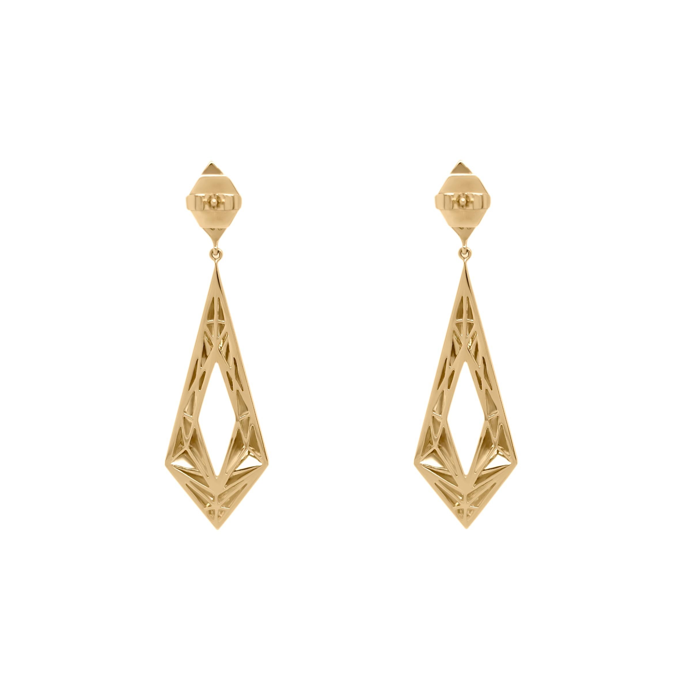 Eleganza senza pari in ogni piega: questi orecchini Origami Kite in oro massiccio 18 carati, impreziositi da diamanti naturali sparsi, sono una raffinata dichiarazione di stile senza tempo.

Diamanti - .174ct 
oro giallo 18k 