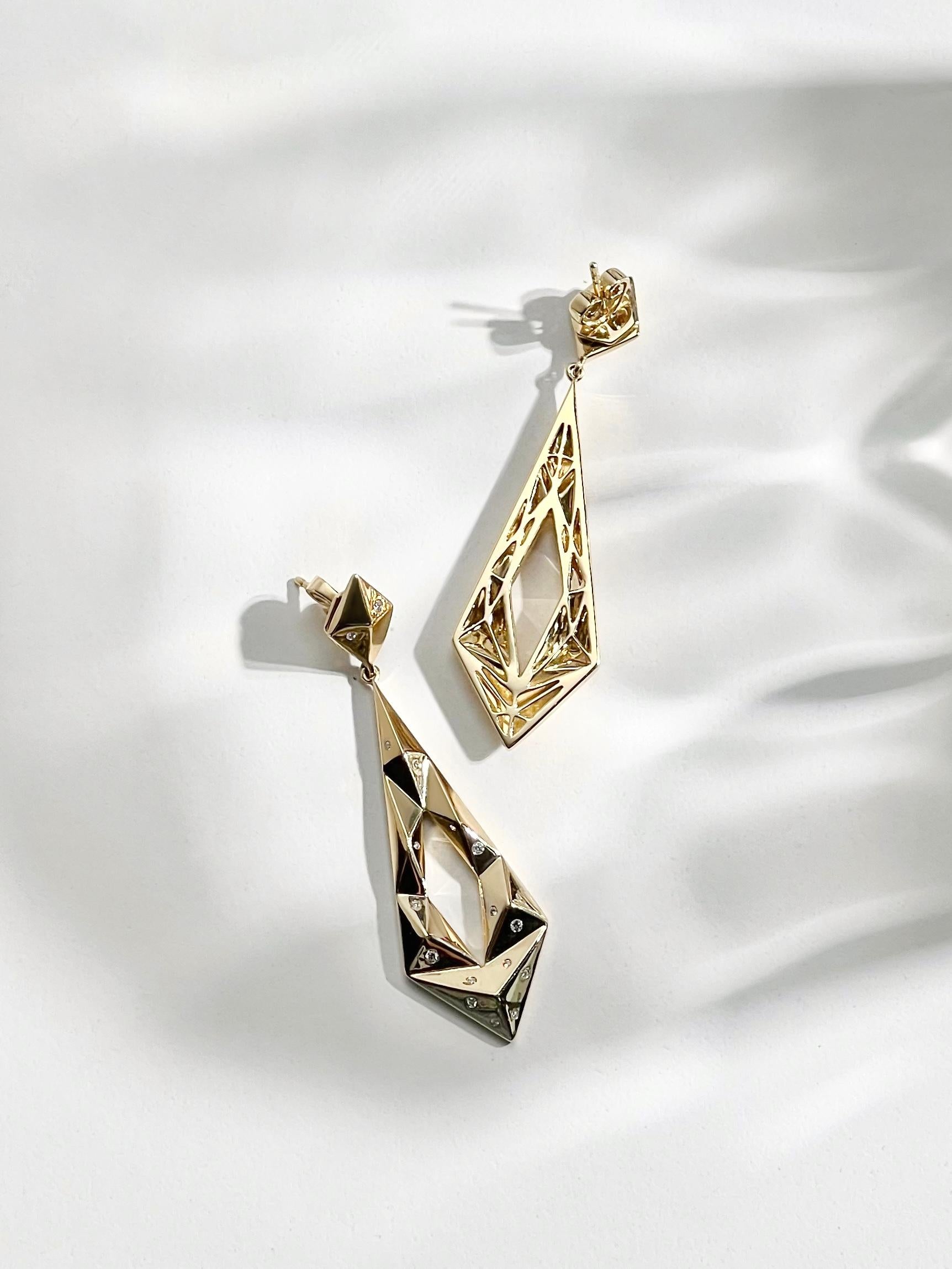 Taglio rotondo Orecchini Origami Kite in oro 18k con diamanti sparsi in vendita