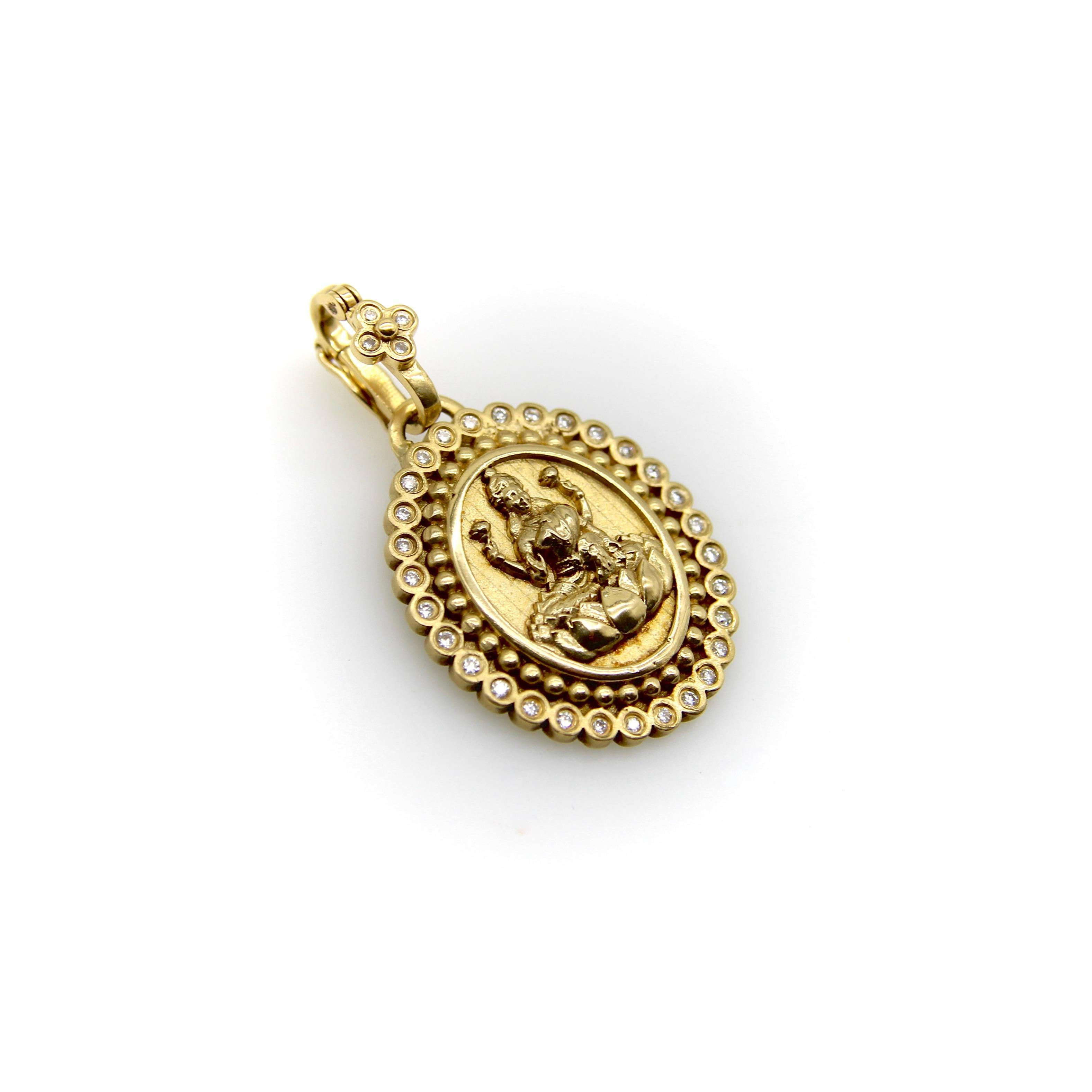Questo pendente in oro 18k raffigura la dea indù Lakshmi seduta nella posizione del loto, circondata da un'aureola di diamanti. Disegnata da Orly Marcel, l'immagine è splendidamente dettagliata con un volto intricato, un recipiente d'acqua che