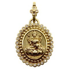 Pendentif Lakshmi Orly Marcel en or 18 carats avec halo de diamants