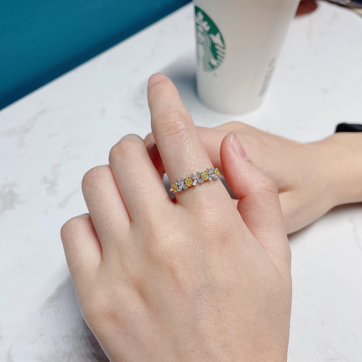 Taille ovale Bague à quatre feuilles ovale en or 18 carats et diamants jaunes naturels (redimensionnable) en vente