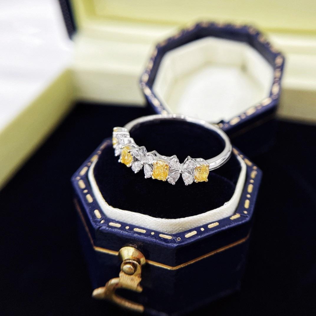 Bague à quatre feuilles ovale en or 18 carats et diamants jaunes naturels (redimensionnable) Neuf - En vente à Hong Kong, HK