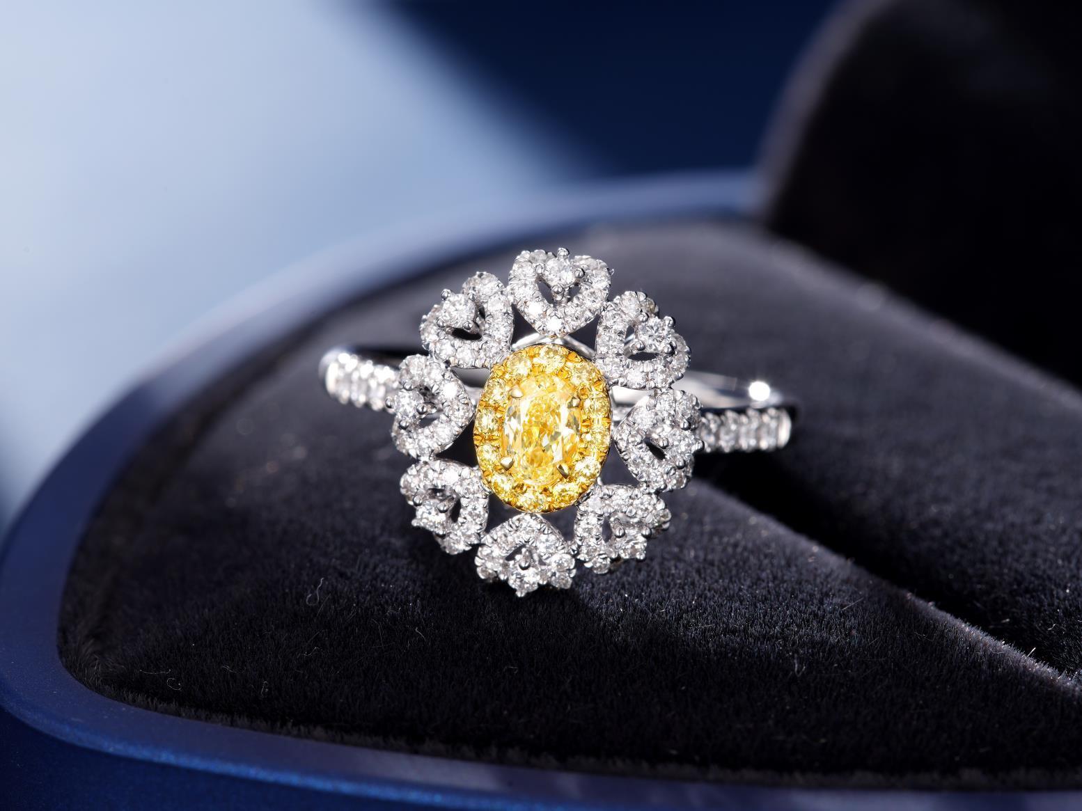 Pietra principale: Diamante giallo Nature, 0,18ct (taglio ovale)
Pietre laterali: Diamanti gialli Nature, 0.38ct
Peso totale: 2,81 g
Un classico diamante giallo dal taglio ovale brilla al centro di questo anello aureola senza tempo. Con le pietre