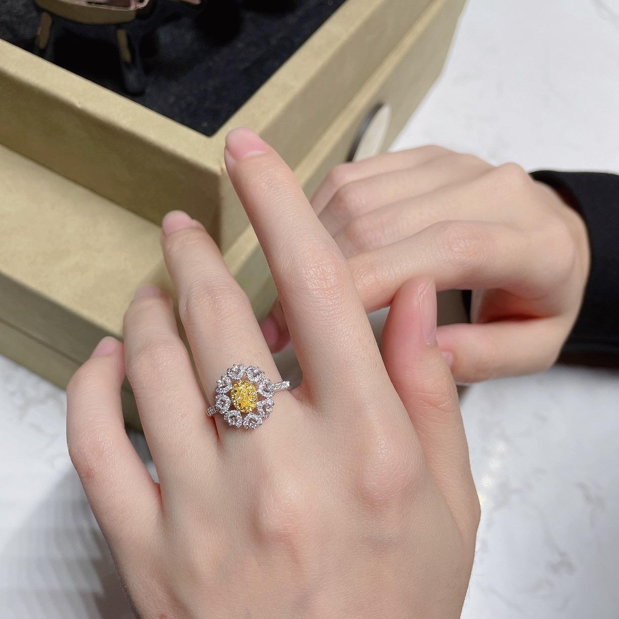 Moderno Anello aureola ovale in oro 18K con diamanti gialli Nature in vendita