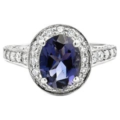 Anillo de oro de 18 quilates con iolita ovalada y diamantes blancos y amarillos