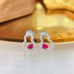 Pendientes de gota de oro de 18 quilates inspirados en una calabaza ovalada de rubíes y diamantes