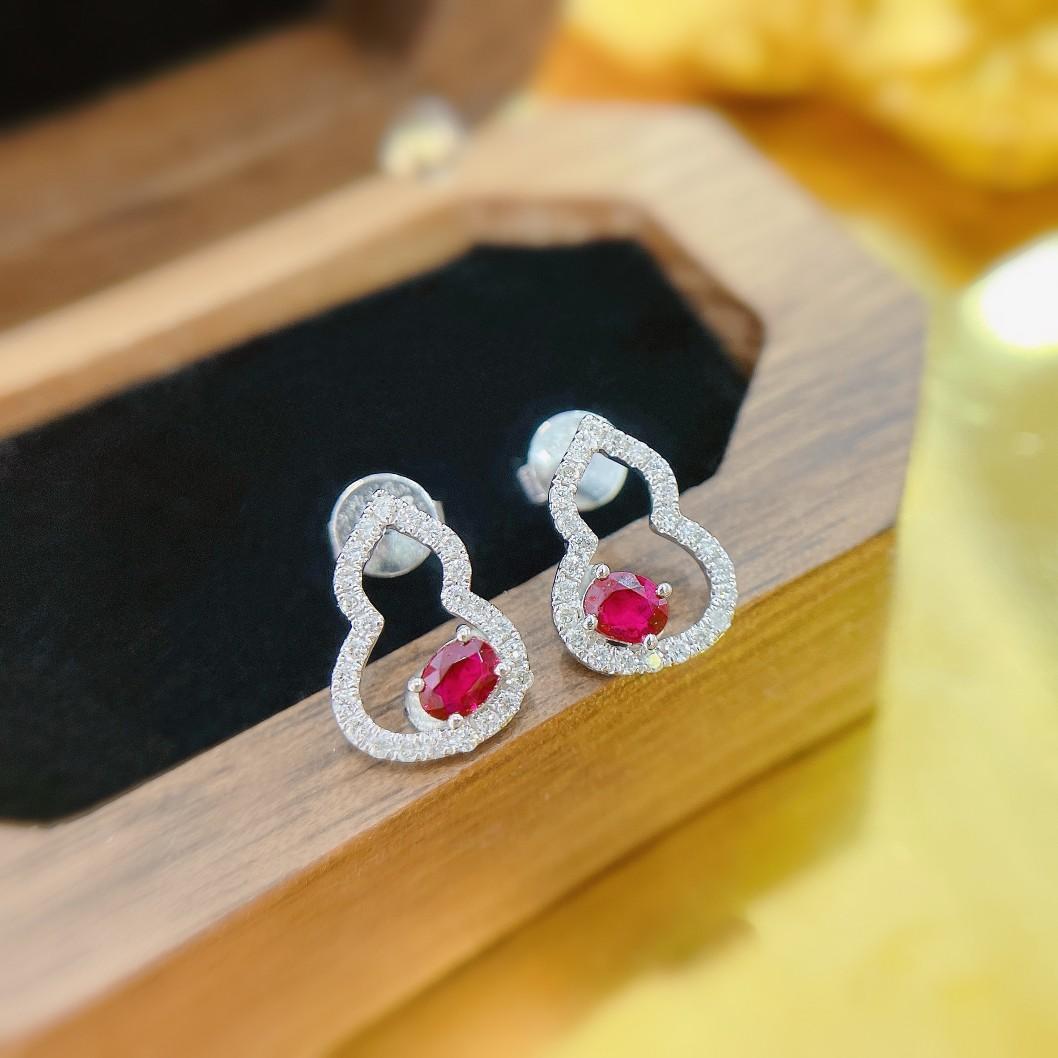 Moderno Orecchini pendenti ovali in oro 18K con rubino e diamanti ispirati alla zucca in vendita