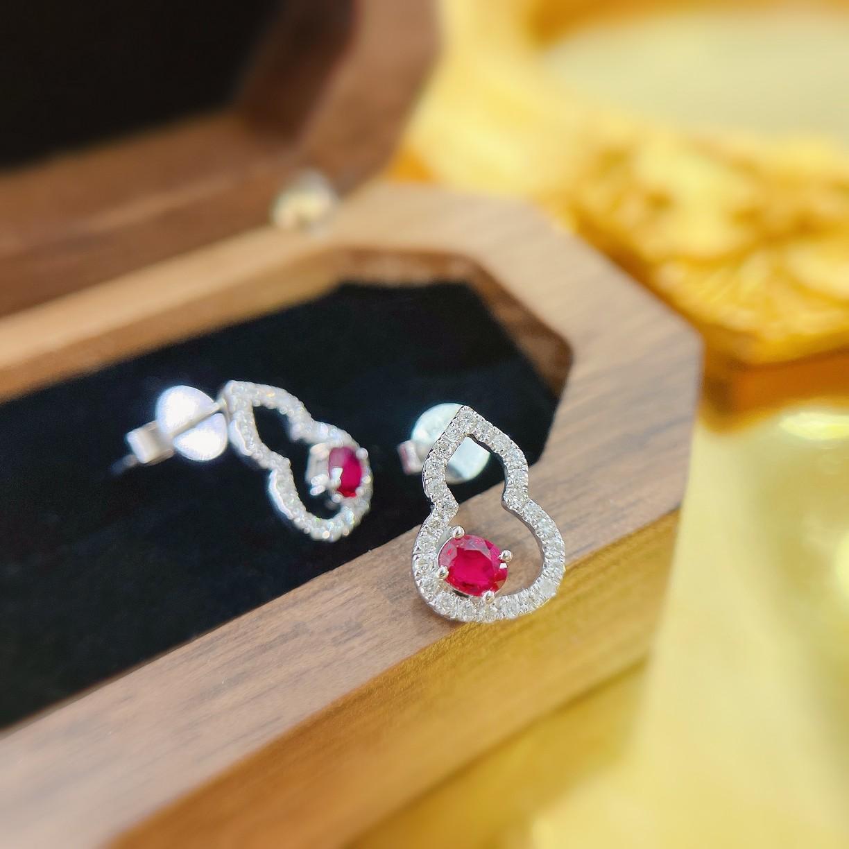 Taglio ovale Orecchini pendenti ovali in oro 18K con rubino e diamanti ispirati alla zucca in vendita