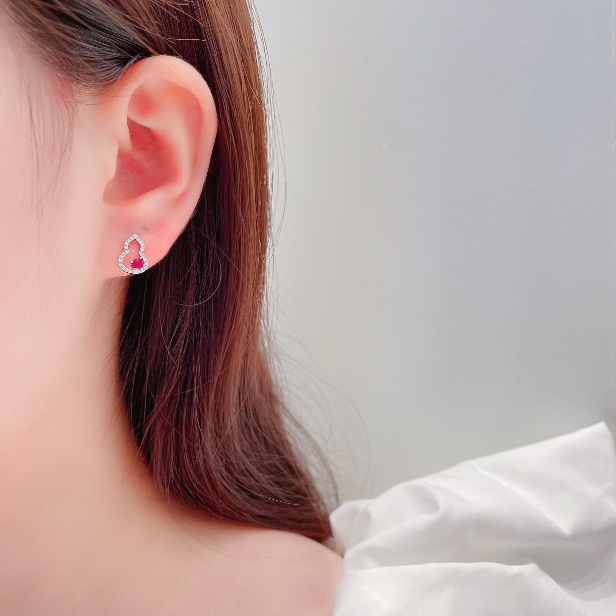 Orecchini pendenti ovali in oro 18K con rubino e diamanti ispirati alla zucca In condizioni Nuovo in vendita a Hong Kong, HK