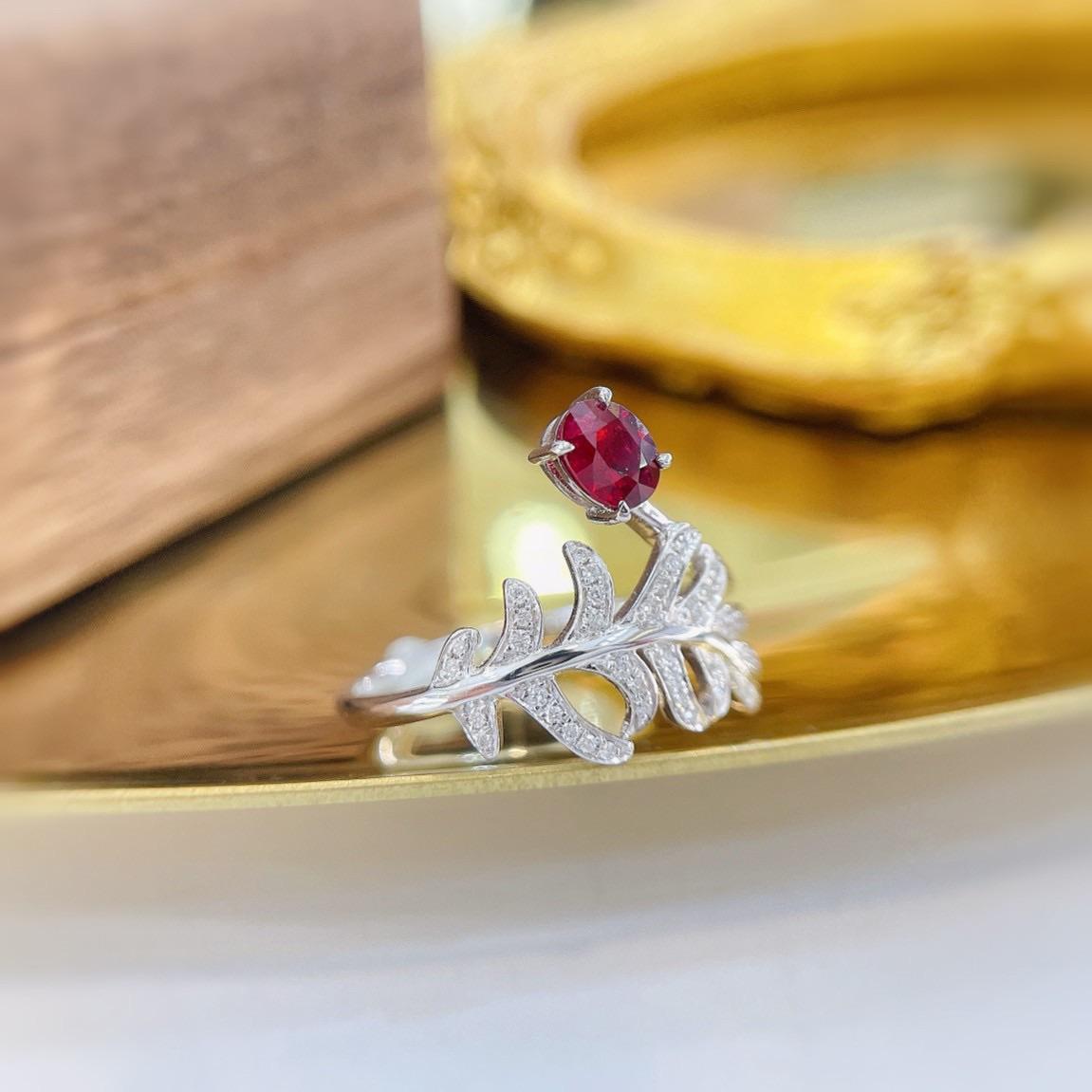 Modern 18K Gold Oval Ruby Banana Leaf Ring with Natural Diamonds For Sale