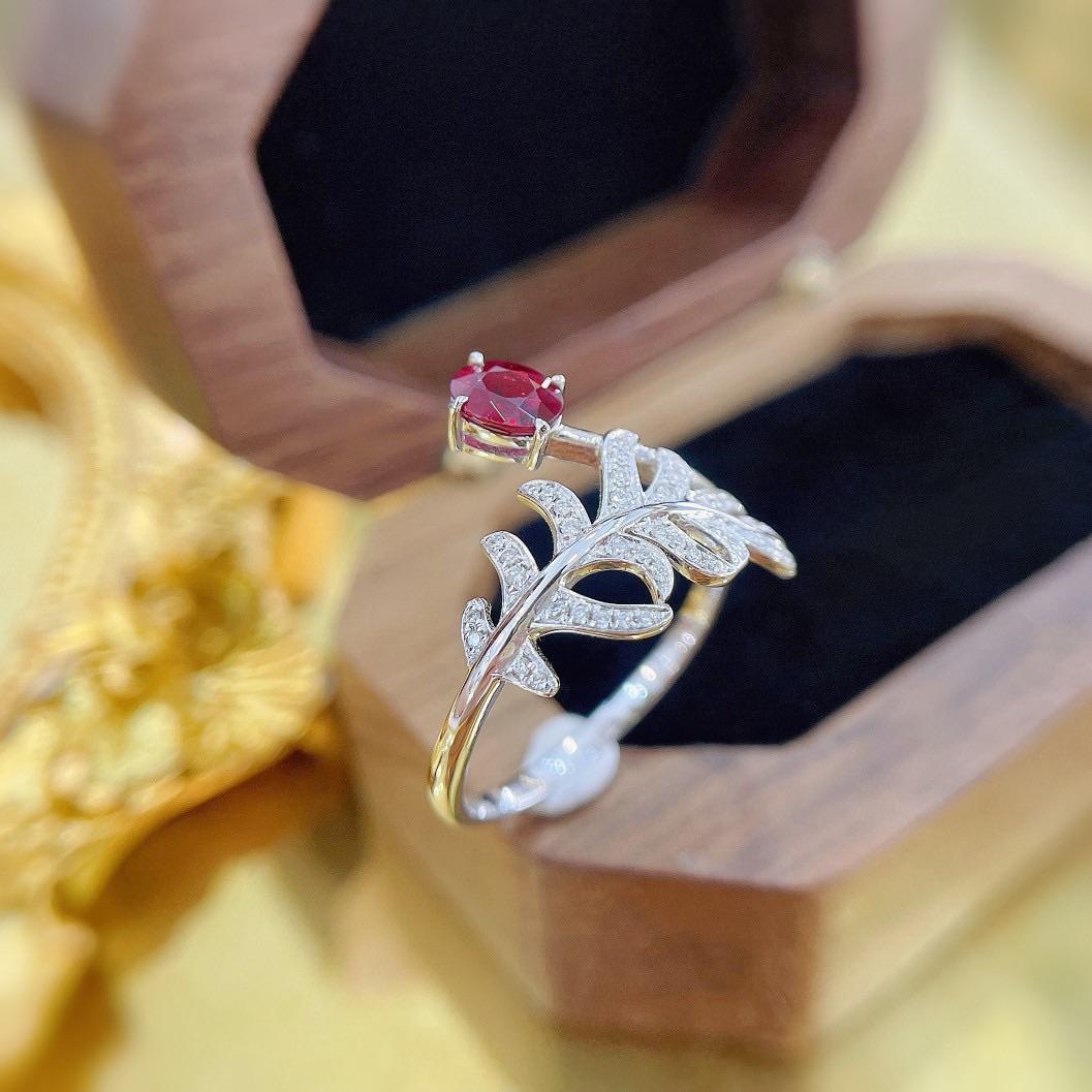 18K Gold Oval Ruby Banana Leaf Ring with Natural Diamonds In New Condition For Sale In Hong Kong, HK