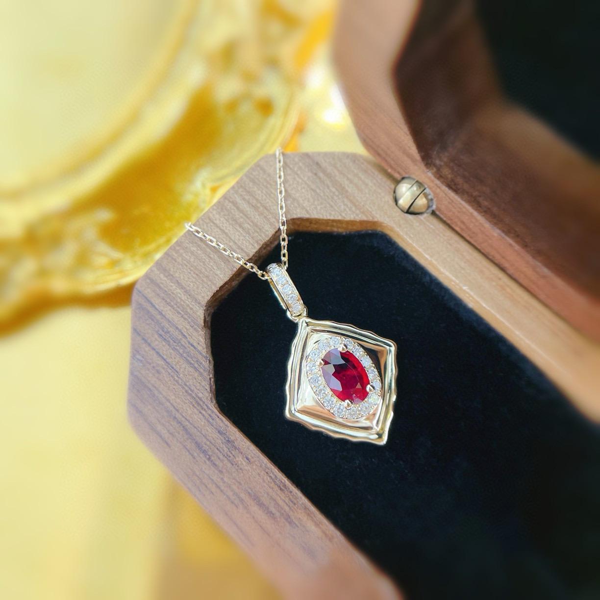 Halskette im Vintage-Stil aus 18 Karat Gold mit ovalem Rubin-Diamant-Anhänger 

Rubin - 0,43 CT
Diamanten - 0,14 CT 
Gesamtgewicht - 2,6 GM

Hochwertiges Metall: Hergestellt aus 18-karätigem Gold, das eine Mischung aus Langlebigkeit und einem