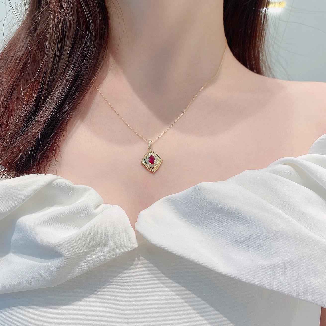 Halskette im Vintage-Stil aus 18 Karat Gold mit ovalem Rubin-Diamant-Anhänger (Moderne) im Angebot