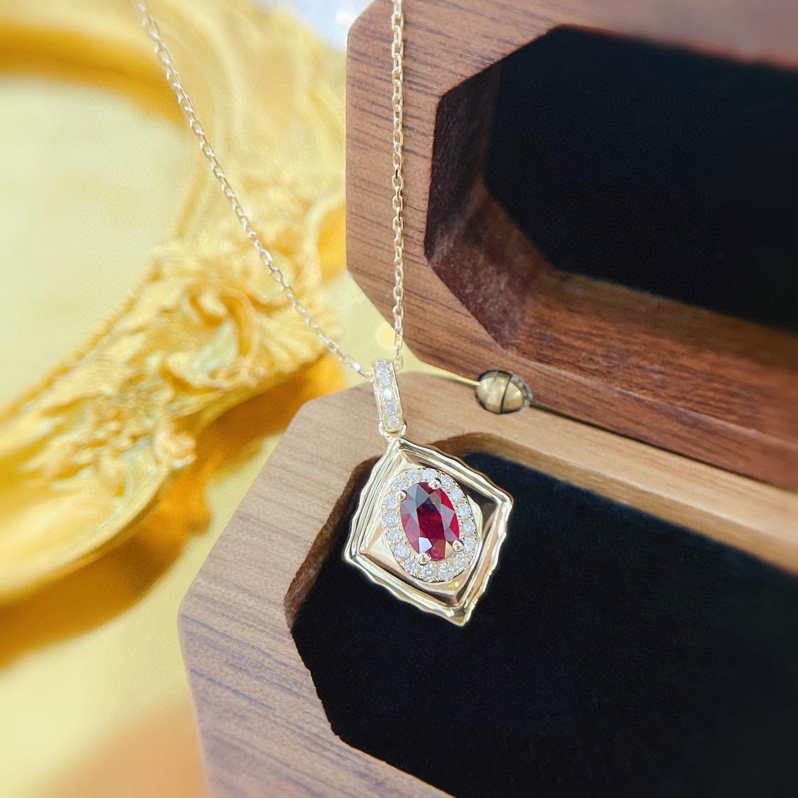 Halskette im Vintage-Stil aus 18 Karat Gold mit ovalem Rubin-Diamant-Anhänger (Ovalschliff) im Angebot