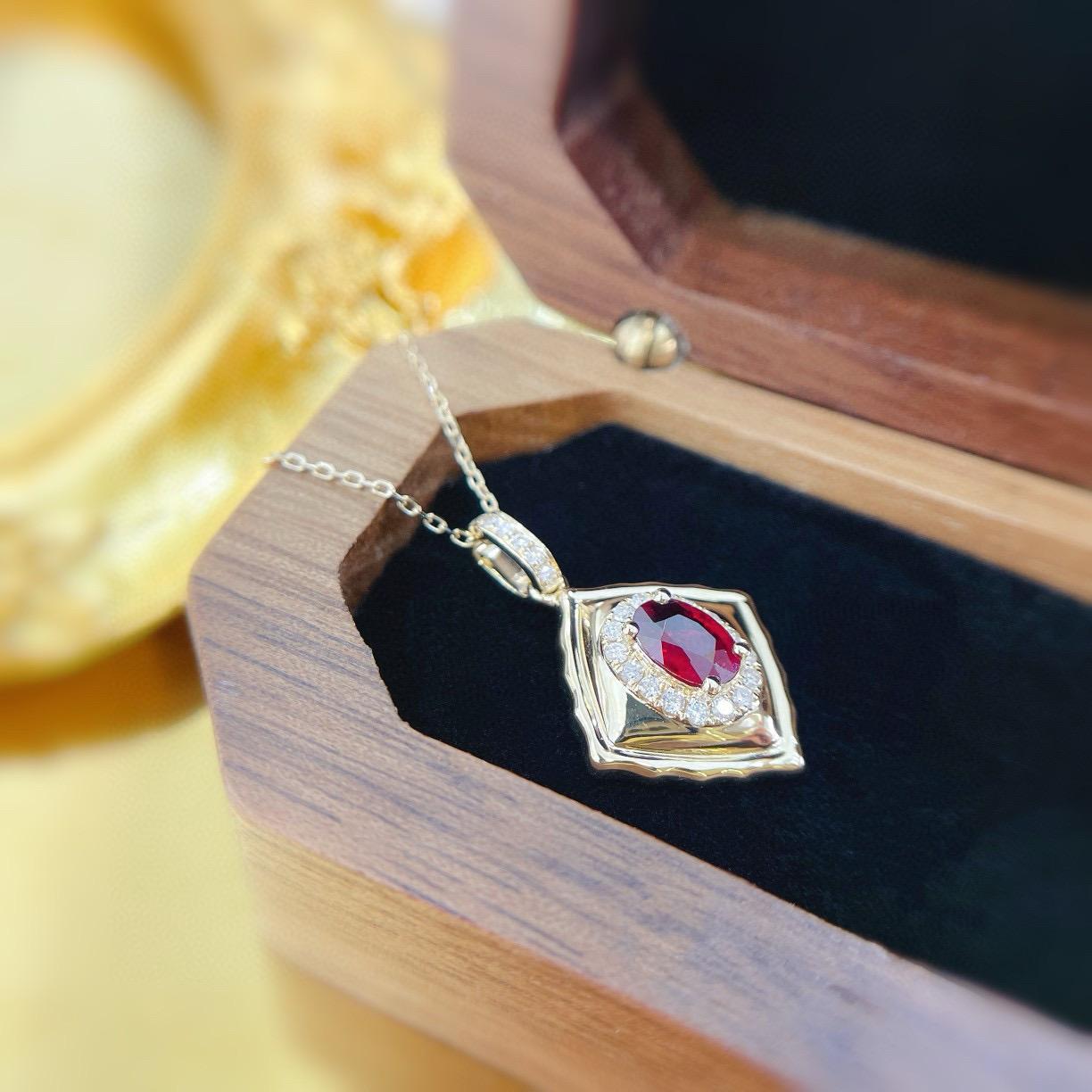 Halskette im Vintage-Stil aus 18 Karat Gold mit ovalem Rubin-Diamant-Anhänger im Zustand „Neu“ im Angebot in Kowloon, HK