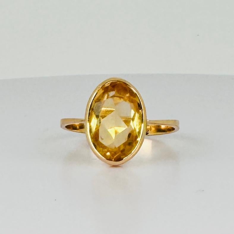 ¡Impresionante anillo solitario de oro de 18 quilates con citrino amarillo ovalado de 2 quilates! 
Este anillo vintage con un citrino ovalado está hecho de oro de 18 quilates. Sin duda, ¡llama la atención! El matiz amarillo único de esta gema crea