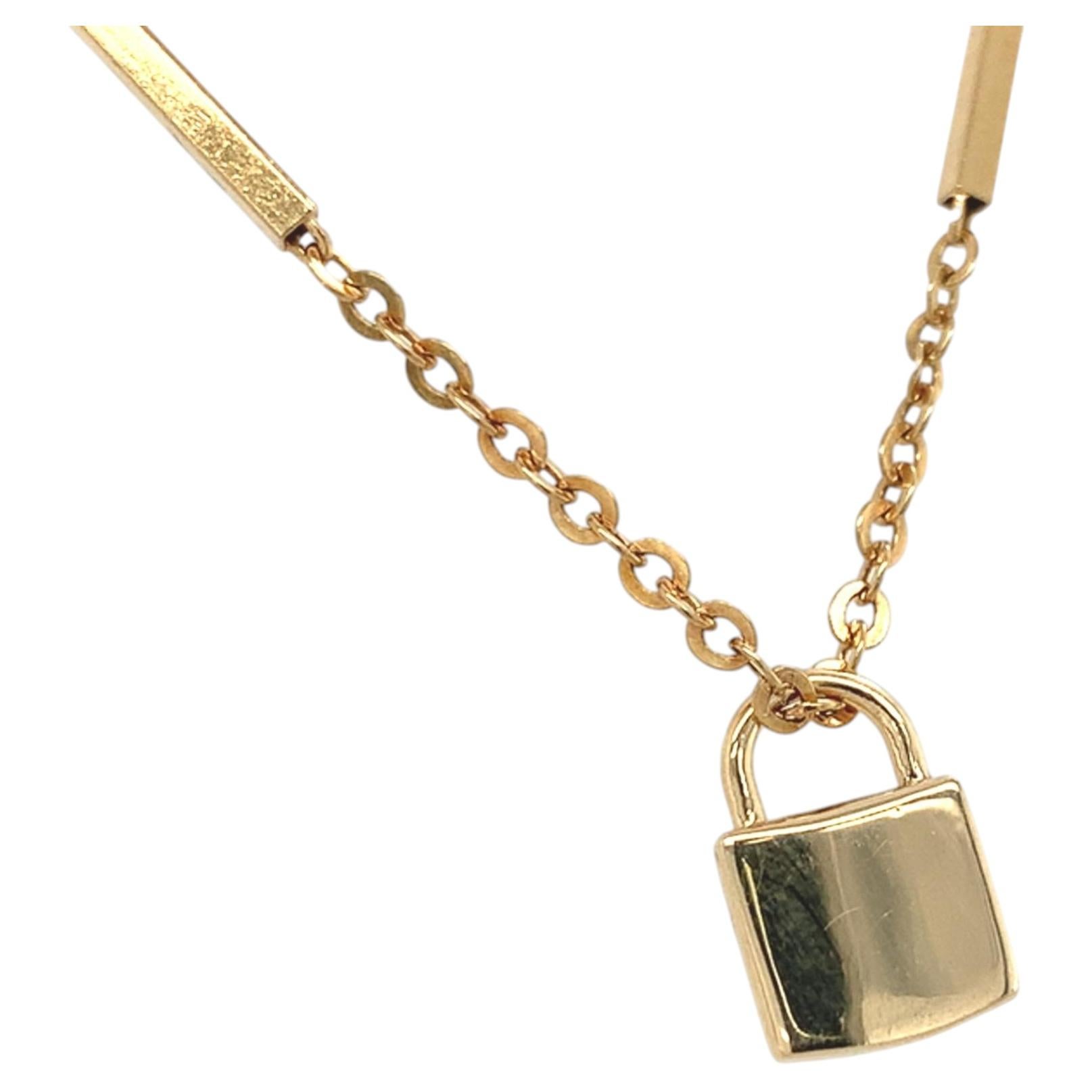 Ciondolo a forma di lucchetto in oro 18K con catena a barre in oro giallo 18K da 16,5".