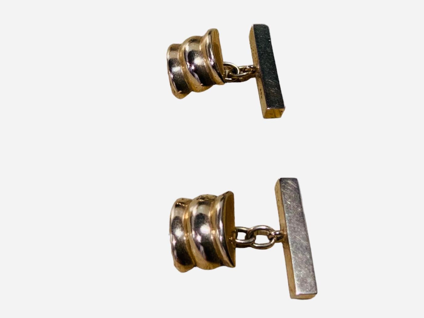 18k Gold Pair of Barrel Shaped Cufflinks In Good Condition For Sale In Guaynabo, PR