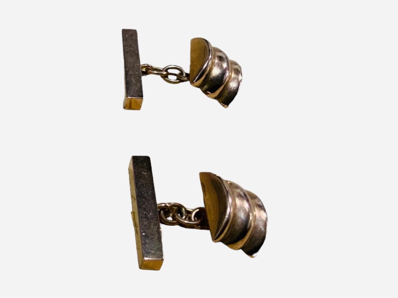 18k Gold Pair of Barrel Shaped Cufflinks For Sale 1