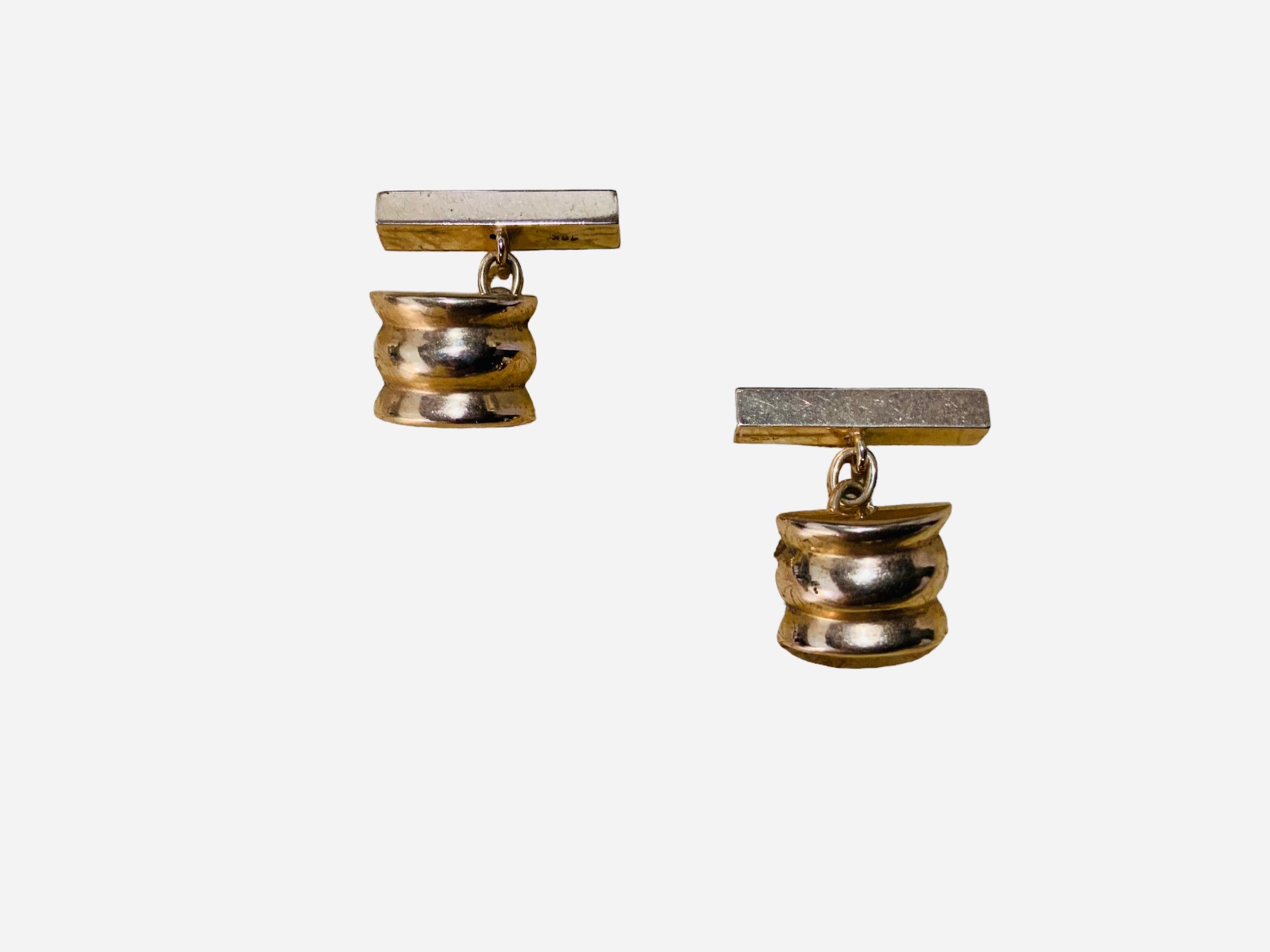 18k Gold Pair of Barrel Shaped Cufflinks For Sale 2