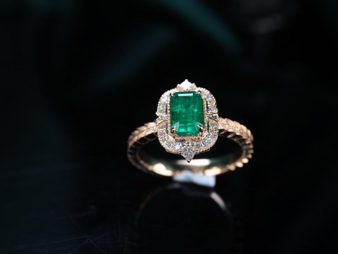 1,01 Karat Lebendiger Grüner Smaragd Diamant Cocktail Ring im Zustand „Neu“ im Angebot in Kowloon, HK