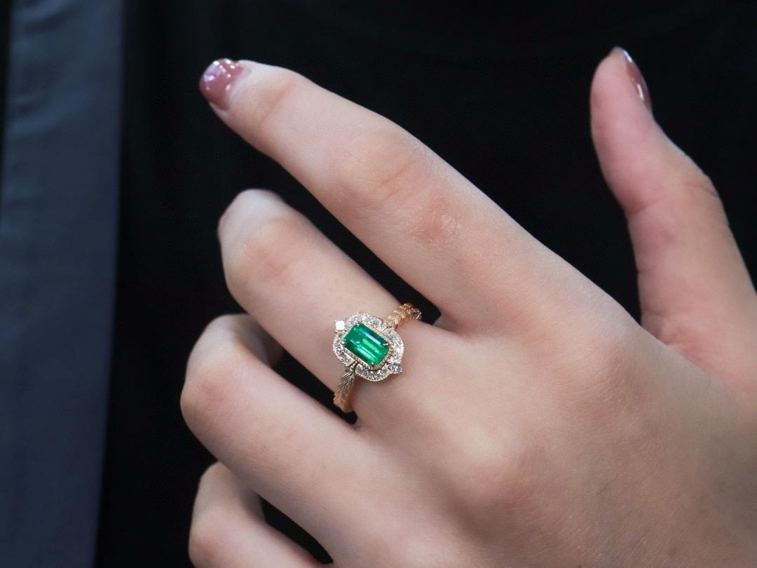 1,01 Karat Lebendiger Grüner Smaragd Diamant Cocktail Ring für Damen oder Herren im Angebot