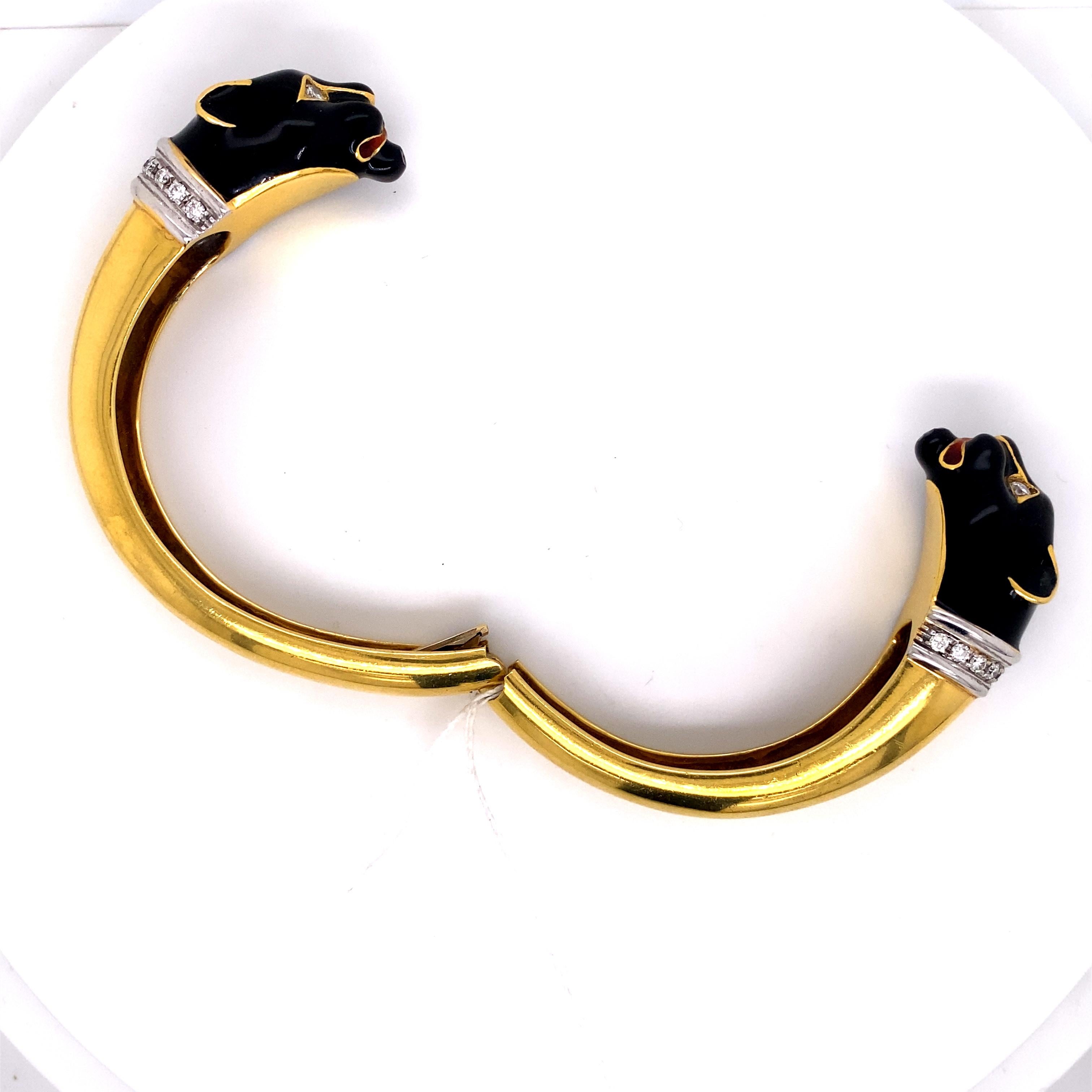 Bracelet manchette Panthère en or avec émail noir et diamants

L'exquis bracelet manchette Panthère en or jaune 18K a été fabriqué à la main dans les années 1970. Les détails  des panthères émaillées noires et des accents de diamants pavés créent un