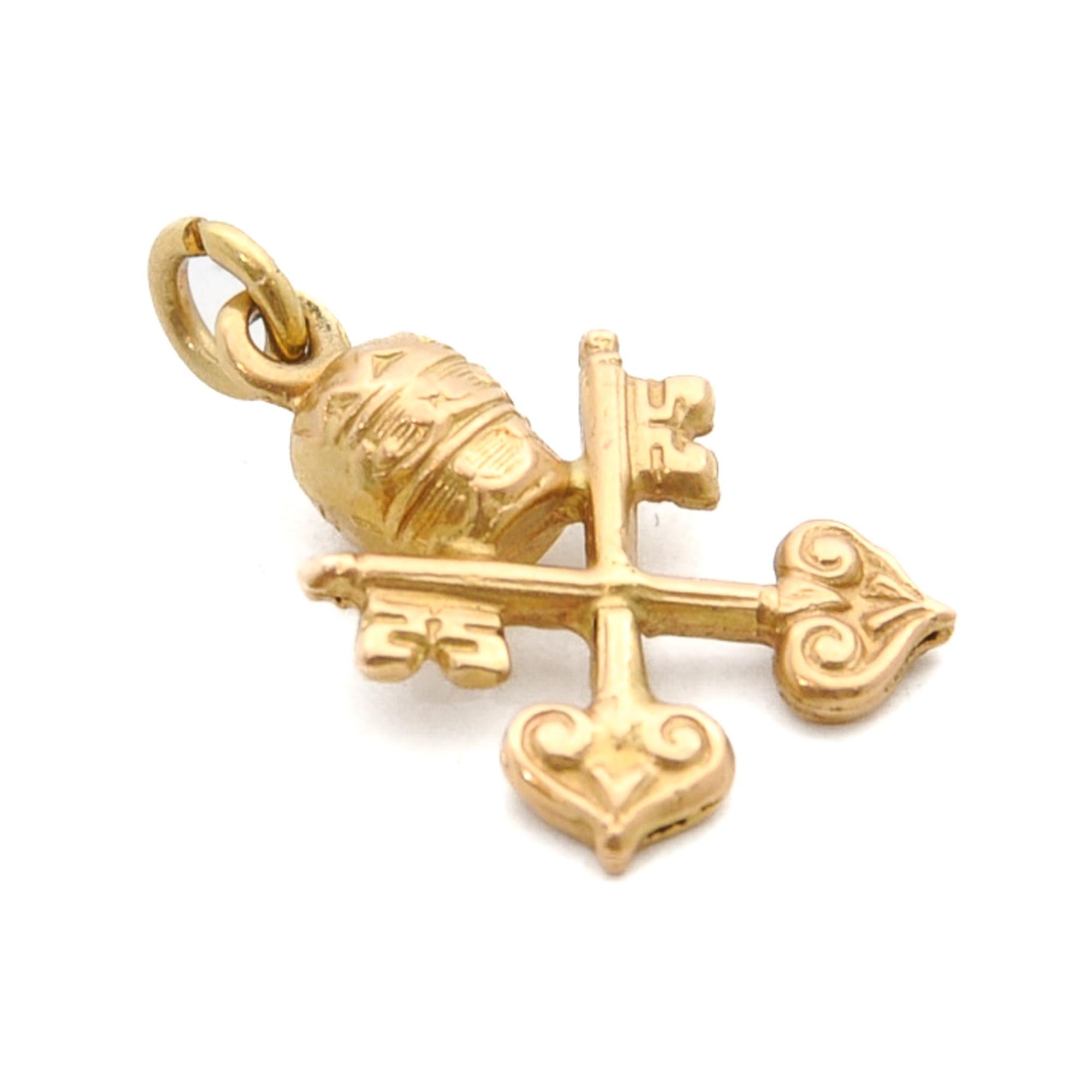 Vintage 18K Gold Papal Keys of Heaven Vatican Crown Charm Pendant In Good Condition In Rotterdam, NL