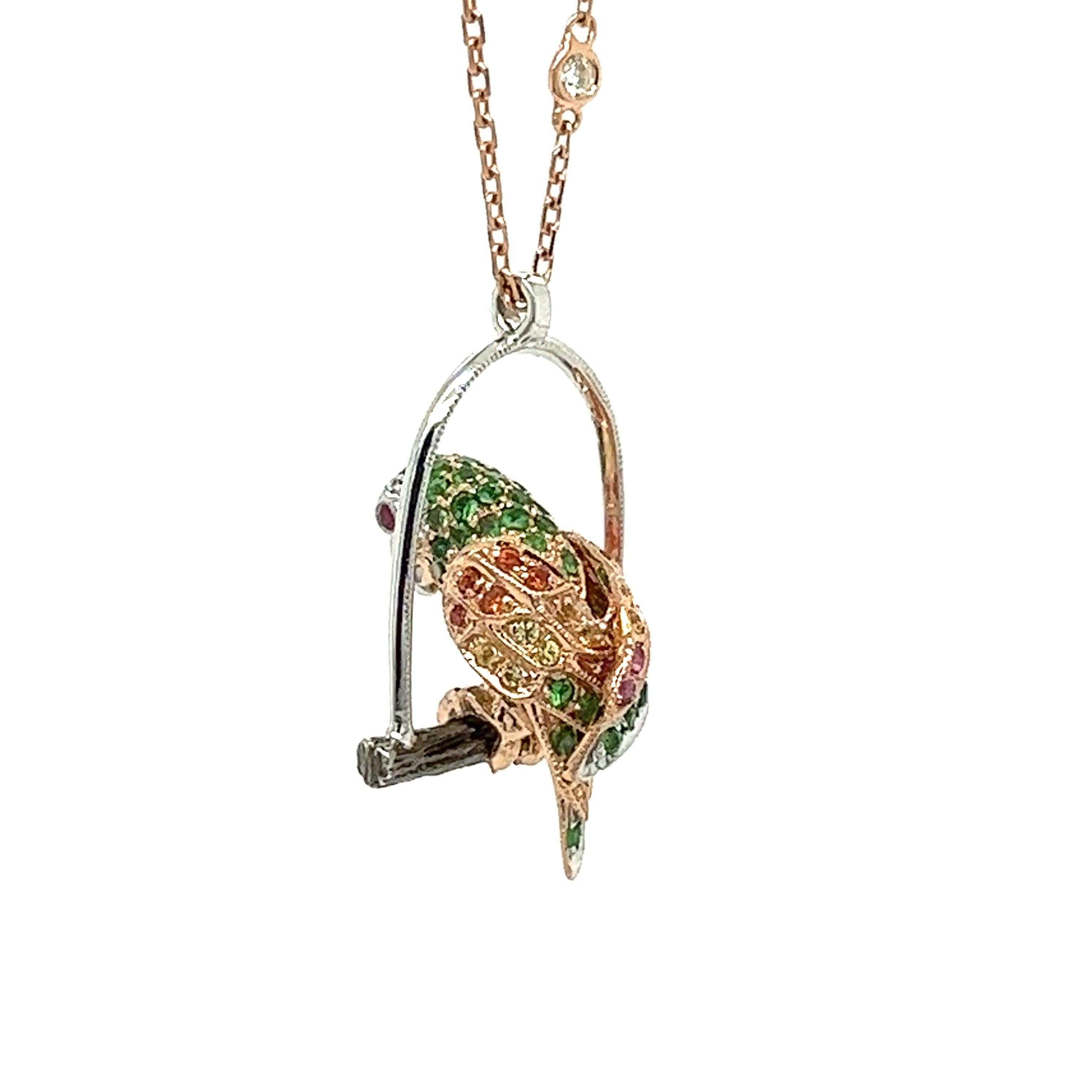 Collana Pappagallo in oro 18 carati con diamanti, rubini e zaffiri
16 diamanti - 0,09 CT 
58 Greene & Greene - 0,58 CT 
12 Zaffiri arancioni - 0,07 CT
3 Zaffiri rosa - 0,02 CT 
2 Rubini -  0,03 CT 
11 Zaffiri gialli - 0,07 CT 
Oro 18K - 5,86 GM

Gli