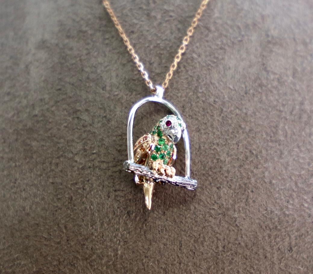 Collana Pappagallo in oro 18 carati con diamanti, rubini e zaffiri In condizioni Nuovo in vendita a Hong Kong, HK