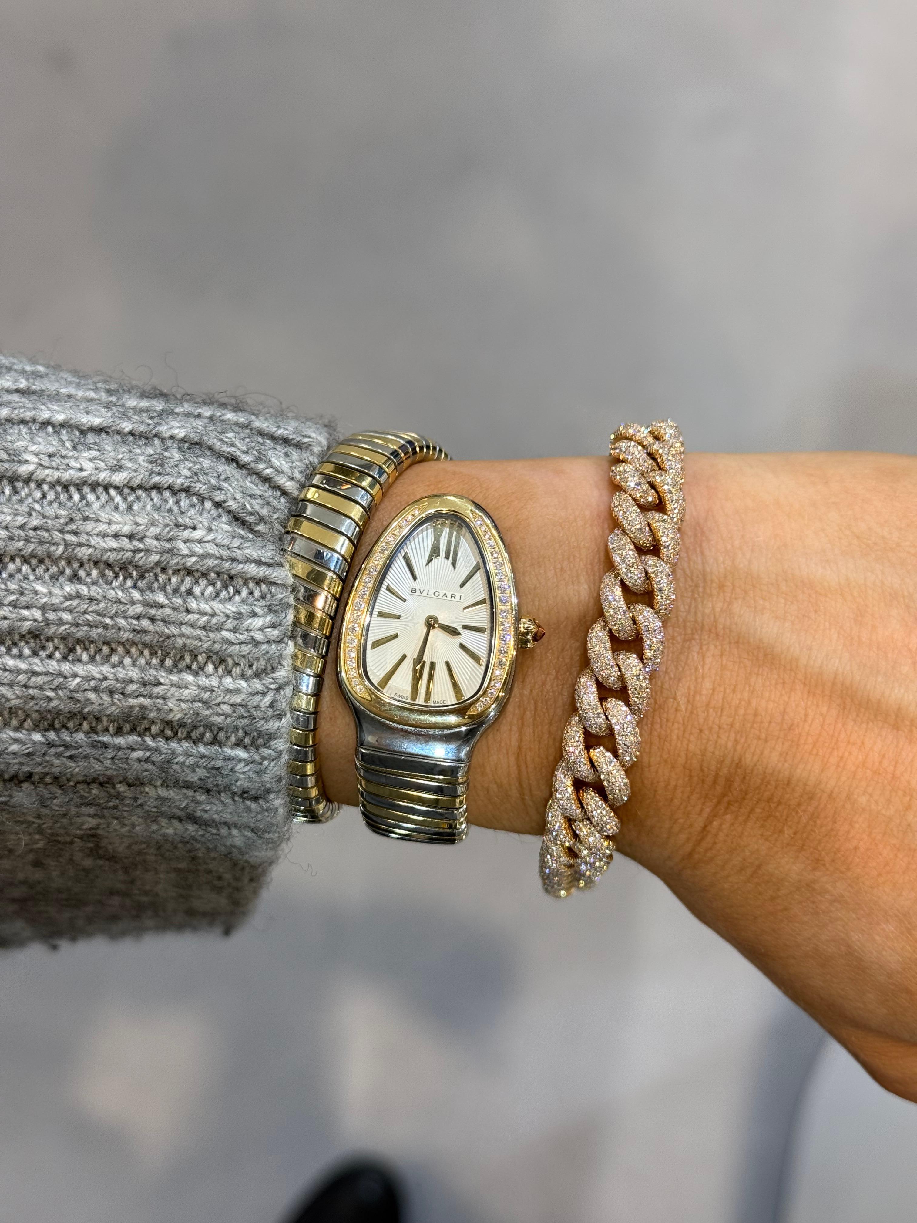 Una dichiarazione audace di lusso e maestria, il bracciale a catena Pavé Cuban Link è pensato per coloro che apprezzano l'eccezionale maestria e brillantezza. Con 10,30 carati di pavé di diamanti meticolosamente incastonati, questo bracciale irradia