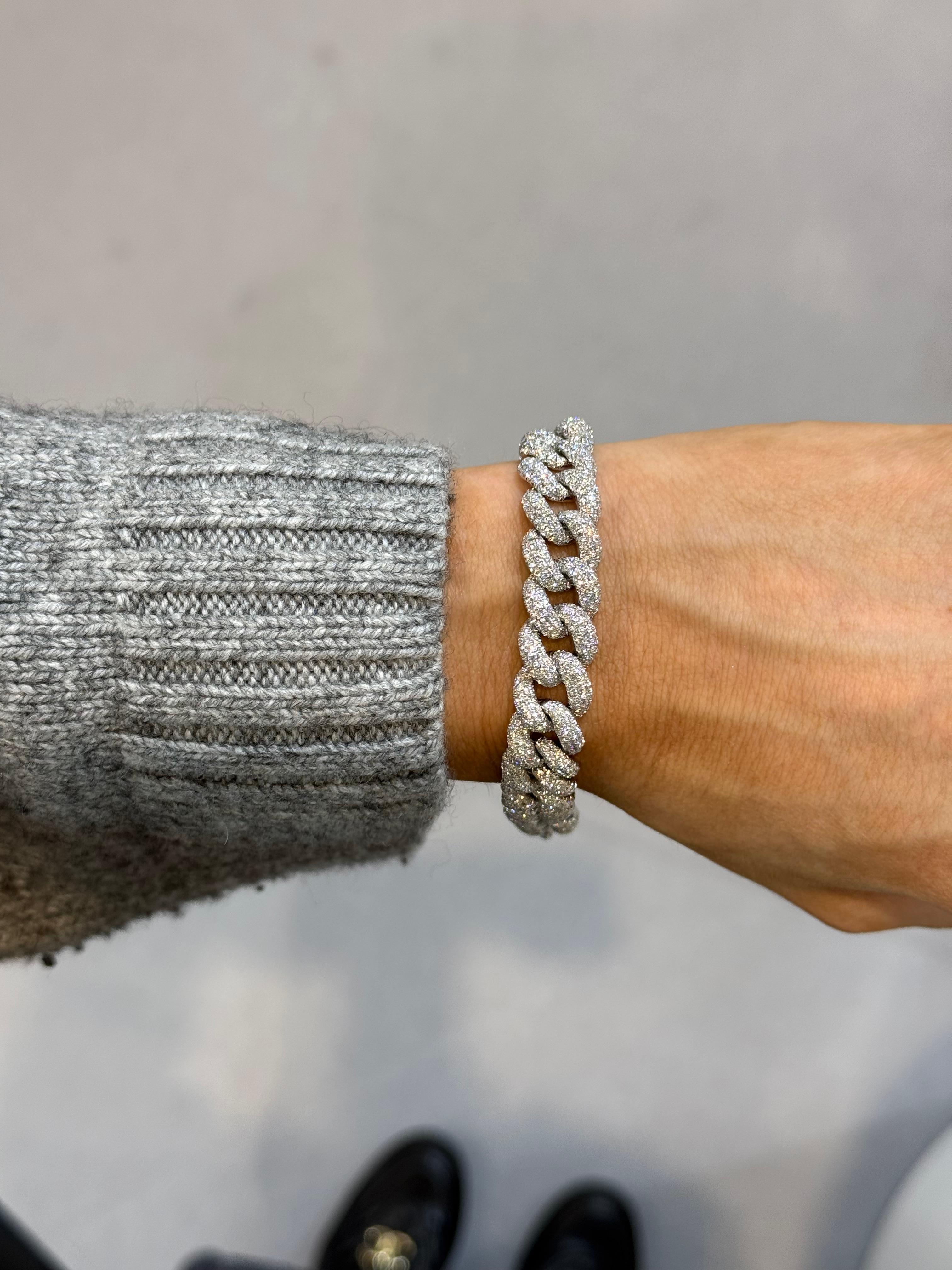 Moderno Bracciale A Link Cubano con diamanti in pavé in oro 18k in vendita