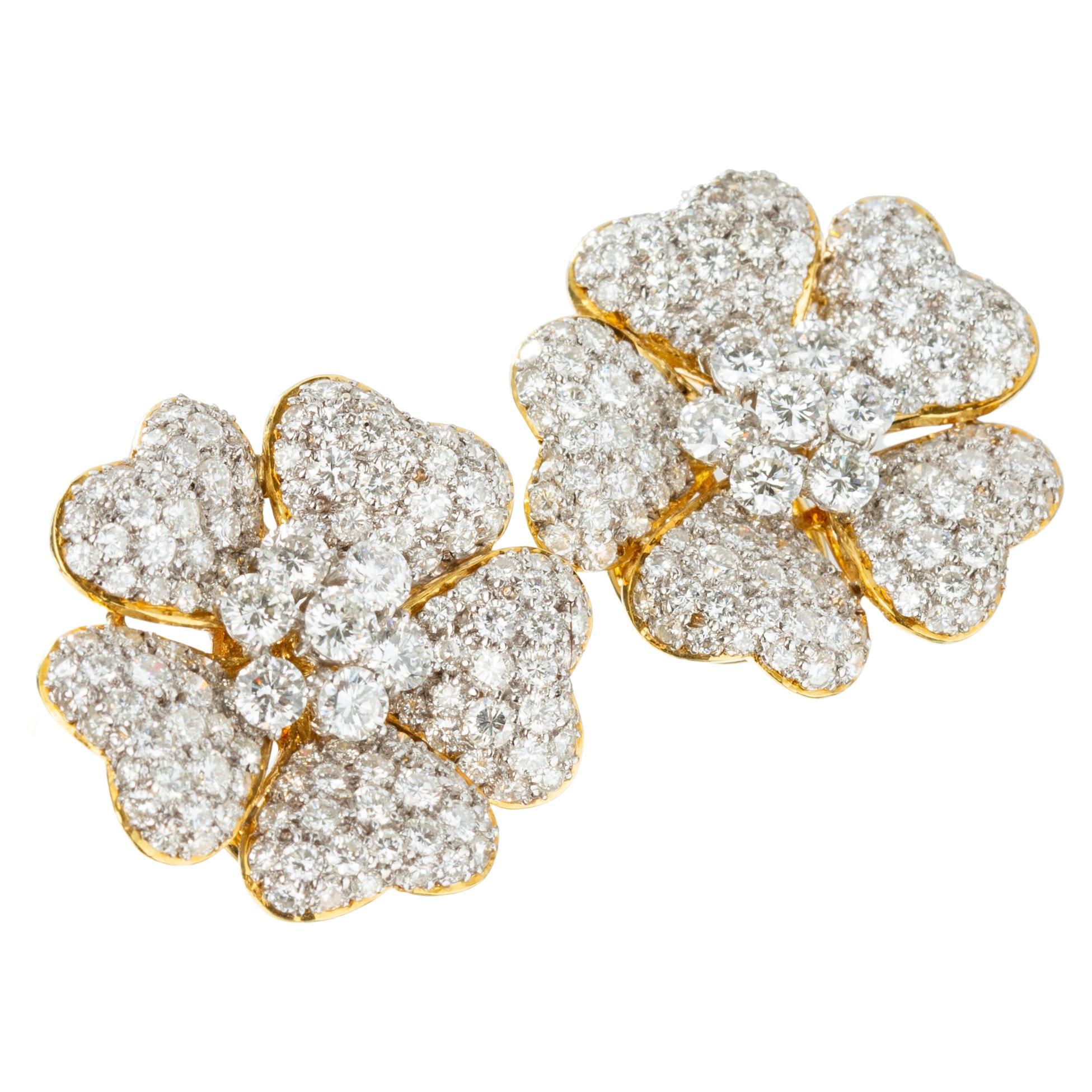 Ohrringe aus 18 Karat Gelbgold mit Blumenblättern und Pavé-Fassung mit insgesamt 354 runden Diamanten im Brillantschliff von 5,68 ct. Ungefähr 1