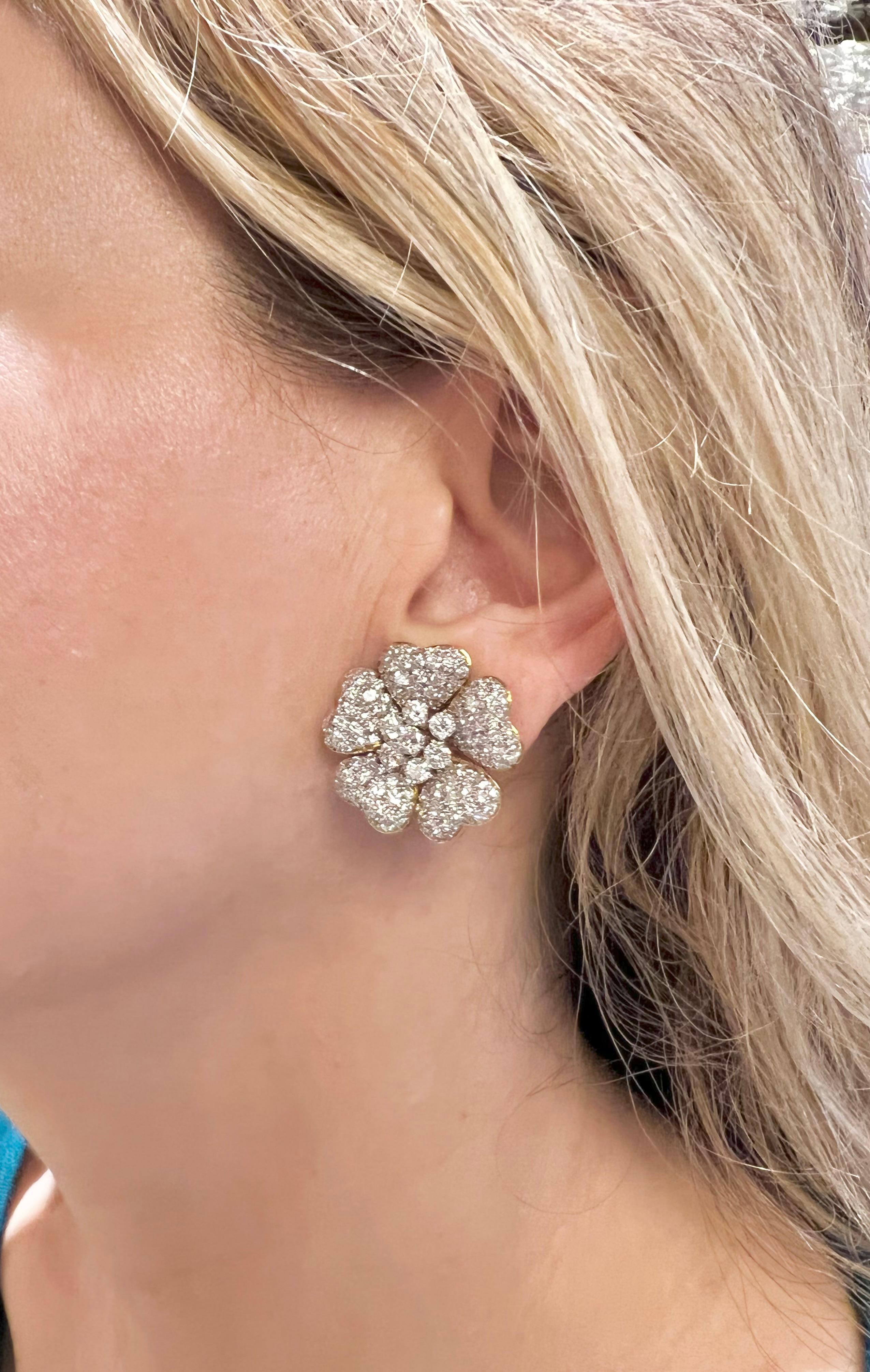 18k Gold Pavé-Diamant-Ohrringe mit Blumen (Brillantschliff)