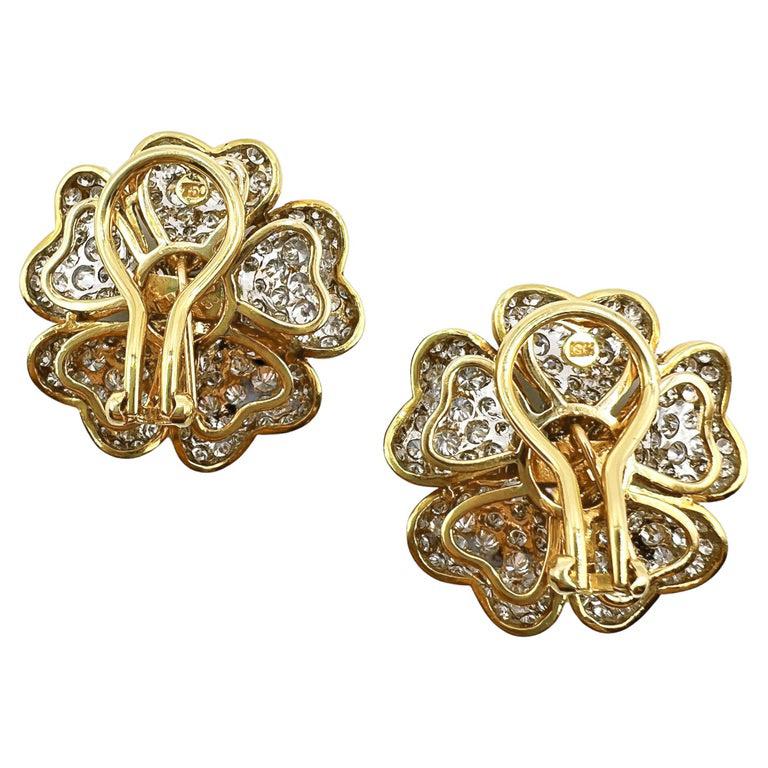 18k Gold Pavé Diamond Floral Earrings In Excellent Condition In Palm Beach, FL
