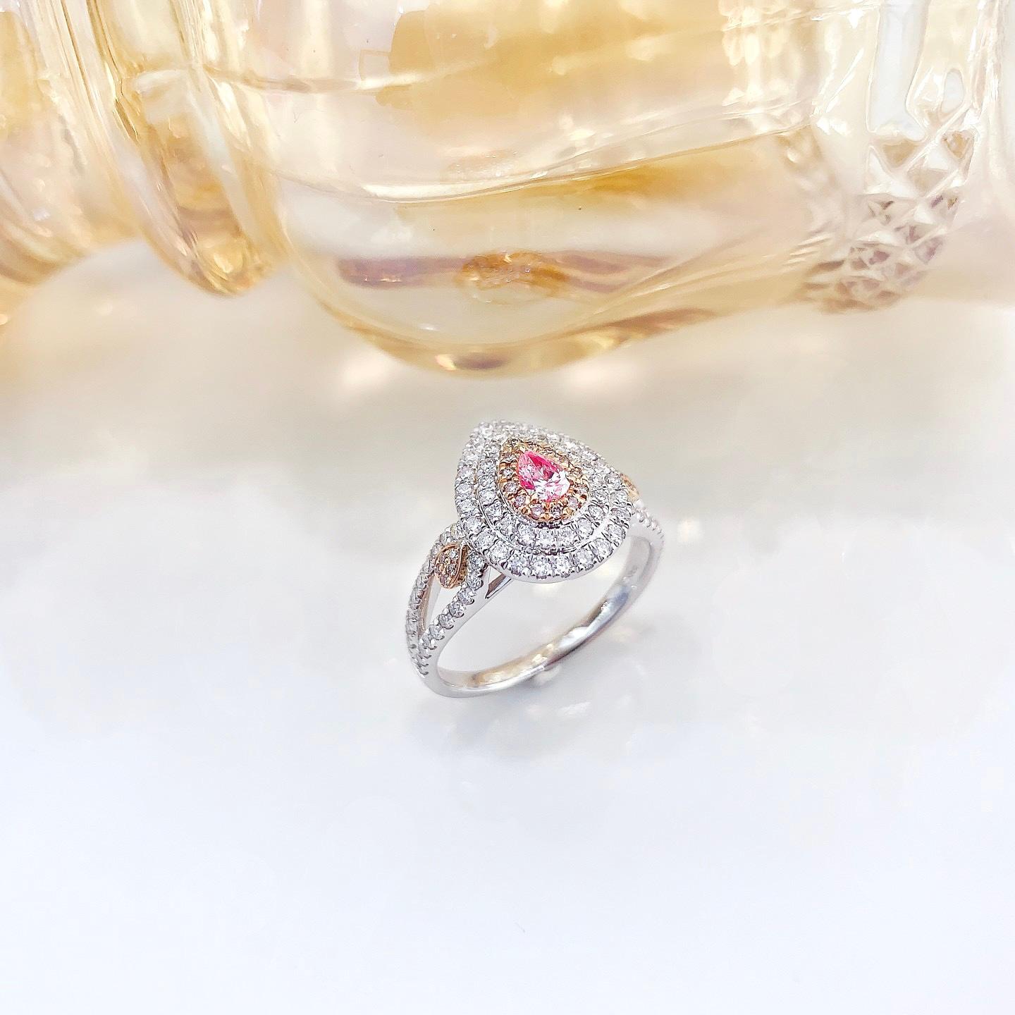 Anello con diamante rosa taglio pera in oro 18K con diamanti

1 Diamante rosa taglio pera - 0,13 CT
Diamanti - 0,60 CT

Peso totale - 3,27 GM